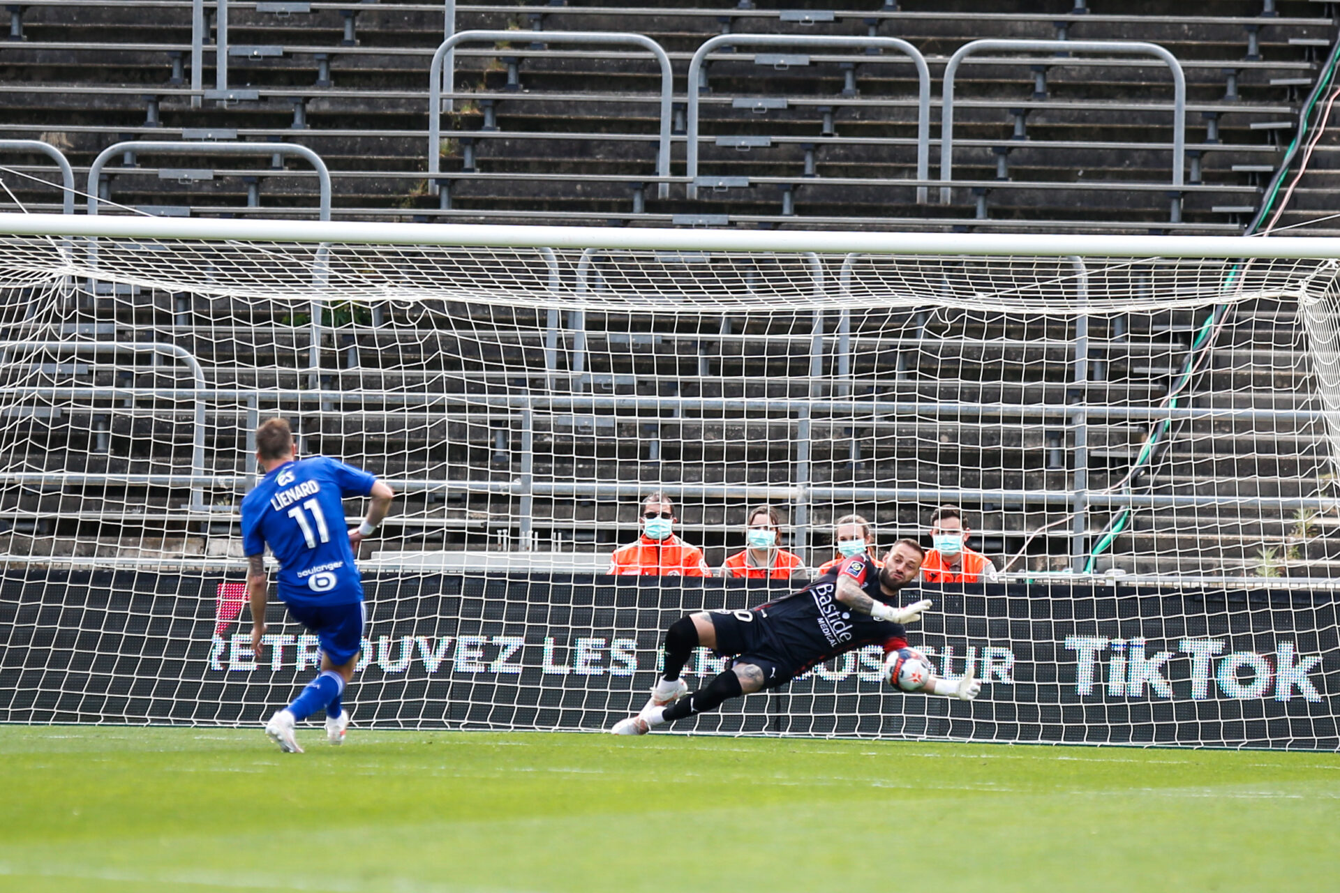 Baptiste Reynet n'a pas pu &eacute;viter la descente en Ligue 2 du N&icirc;mes Olympique. Icon Sport