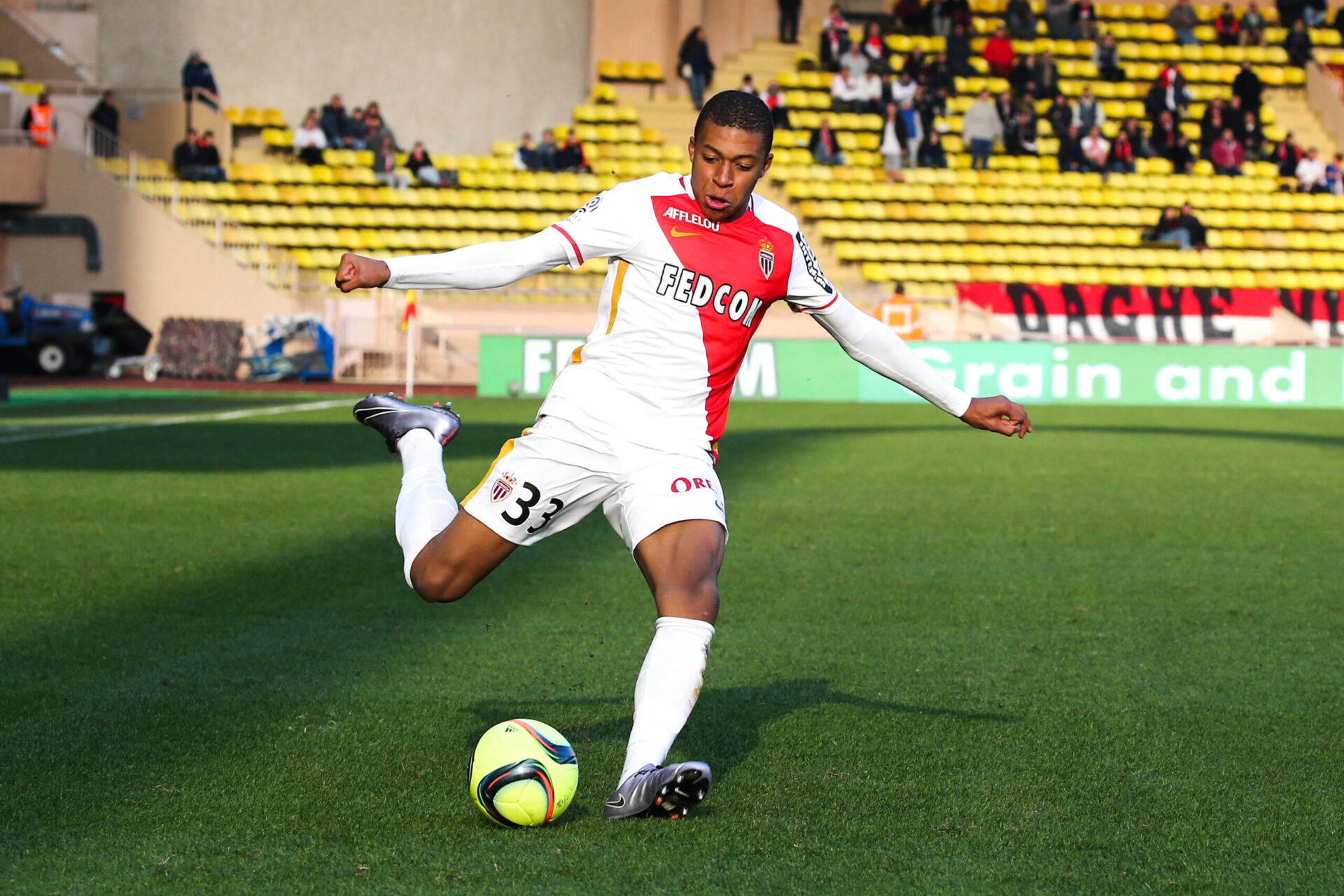 Mbapp&eacute; jouant &agrave; l'AS Monaco (Iconsport)