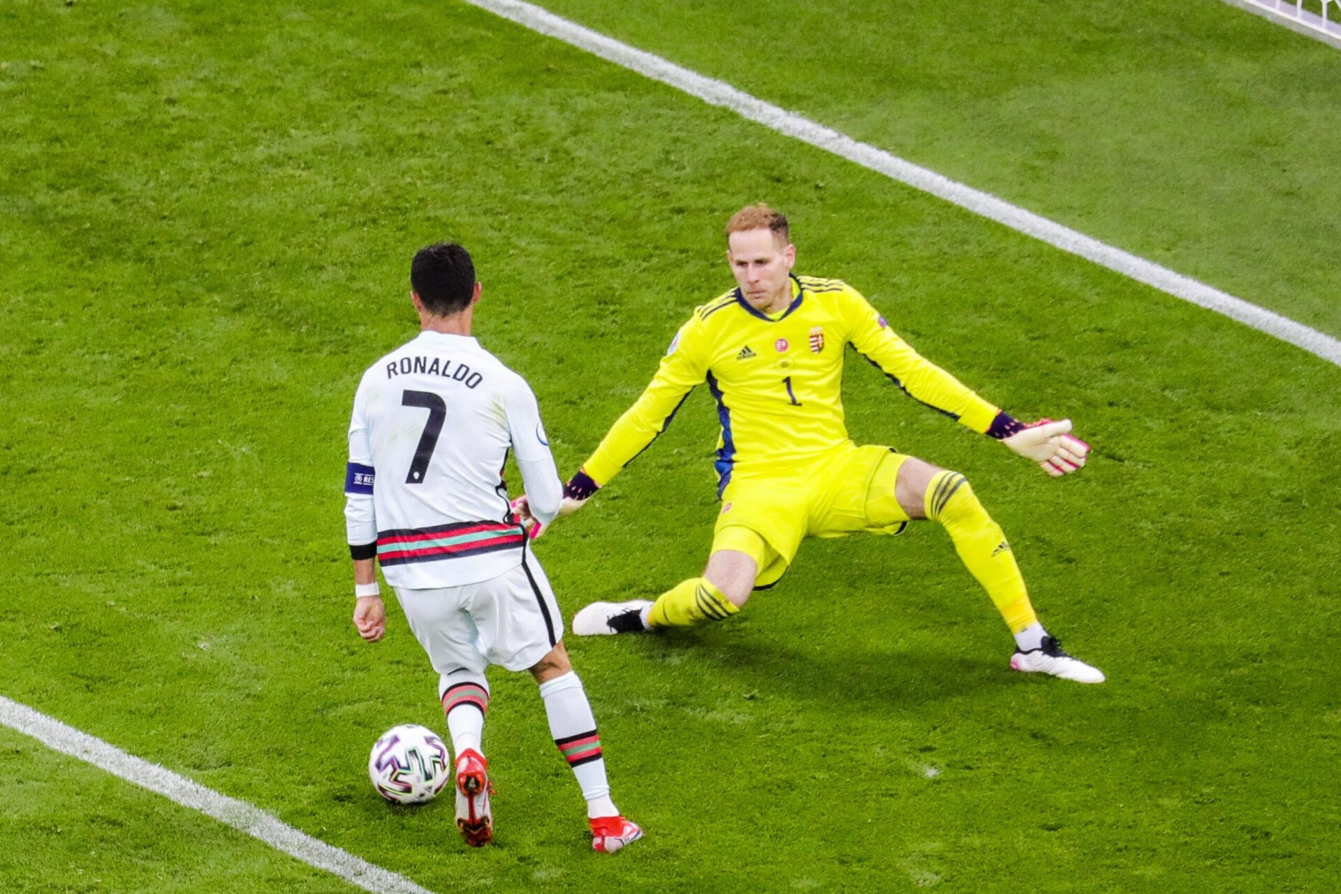 Ronaldo a tromp&eacute; Gul&aacute;sci deux fois ce mardi soir, &eacute;tablissant un nouveau record en devenant le plus vieux joueur de l'histoire &agrave; inscrire un doubl&eacute; &agrave; l'Euro, &agrave; 36 ans et 130 jours (iconsport)