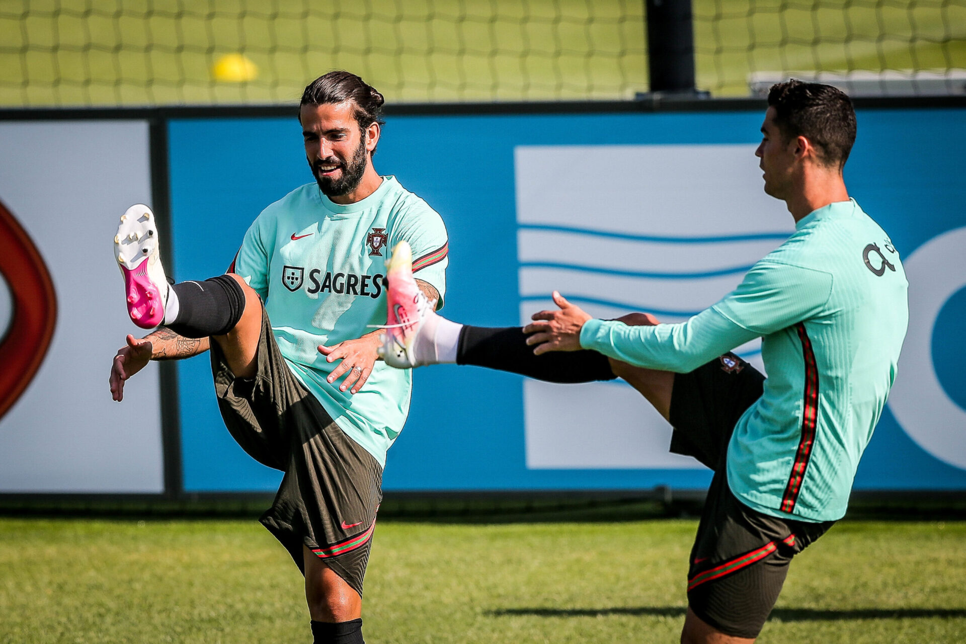Sergio Oliveira, ici avec Ronaldo en s&eacute;lection portugaise, a &eacute;t&eacute; jug&eacute; trop vieux et trop cher par la Viola - Icon Sport  