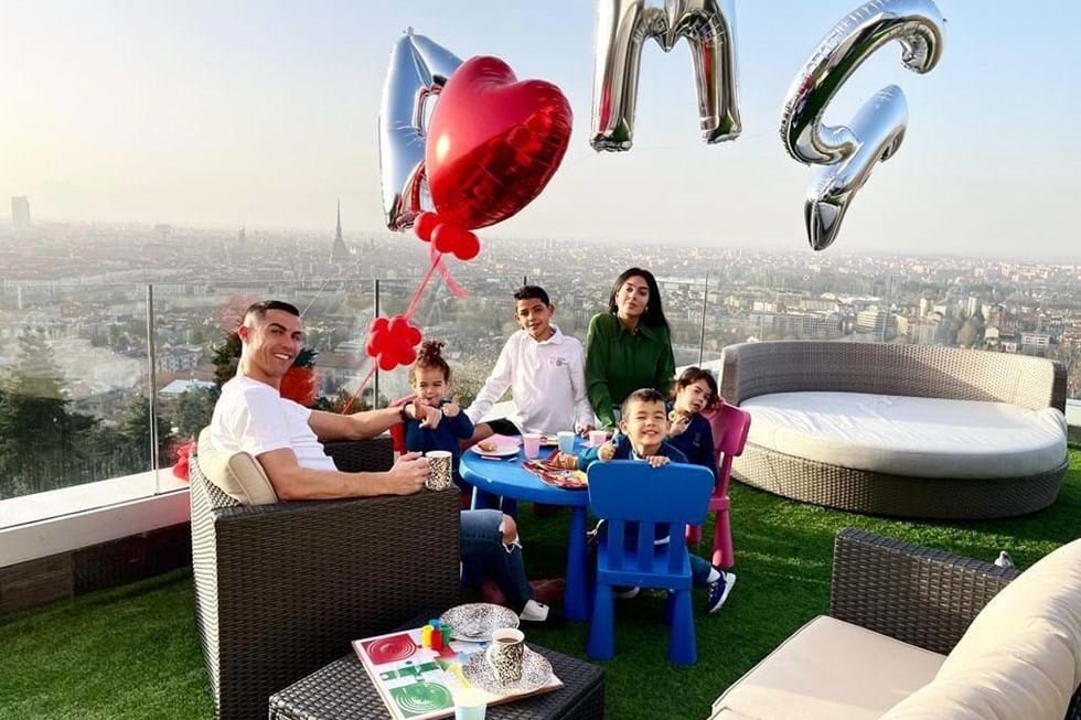 Cristiano Ronaldo et sa famille dans leur nouvel appartement de Lisbonne. @ Instagram