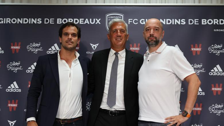 Vladimir Petkovic, aux côtés d'Admar Lopes et Gérard Lopez en salle de presse. FCGB