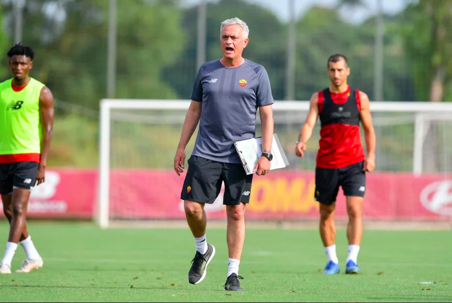Jos&eacute; Mourinho a dirig&eacute; sa premi&egrave;re s&eacute;ance d'entra&icirc;nement &agrave; la t&ecirc;te de l'AS Rome ce vendredi (AS Roma)