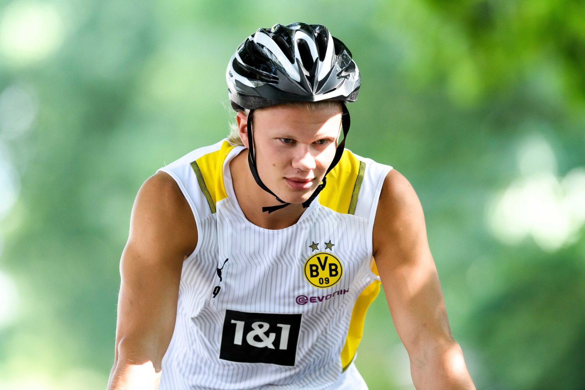 Erling Haaland effectue la préparation d'avant-saison avec le Borussia Dortmund, sans se soucier de ce qui se passe au-dessus de sa tête... Icon Sport