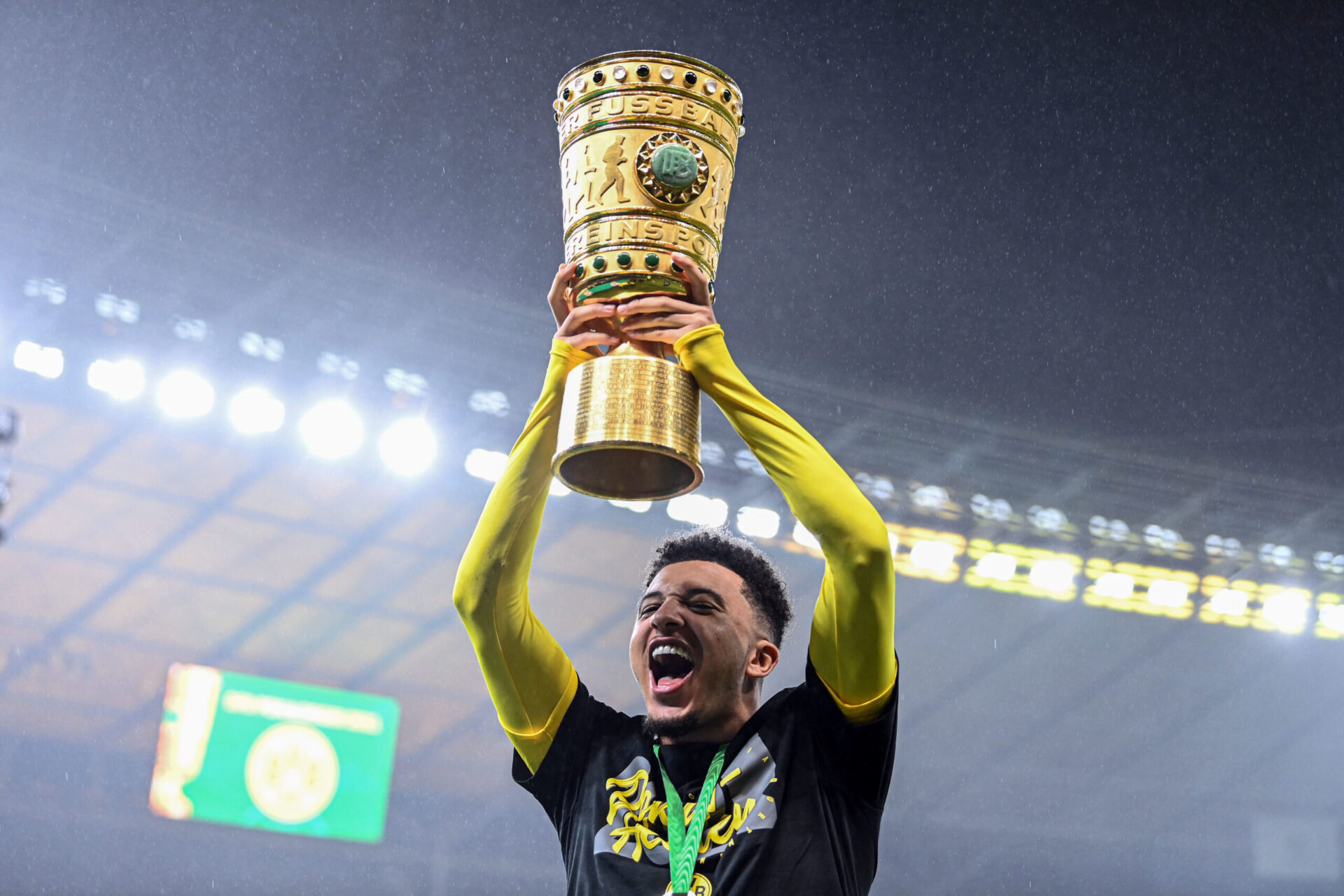 Jadon Sancho a beaucoup apport&eacute; durant son passage &agrave; Dortmund, il a d'ailleurs remport&eacute; la coupe d'Allemagne contre le RB Leipzig (iconsport)