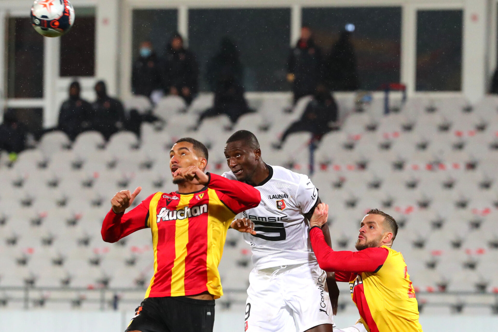A 21 ans, Lo&iuml;c Bad&eacute; s'est impos&eacute; comme titulaire au sein de la solide d&eacute;fense de Lens la saison pass&eacute;e. Icon Sport