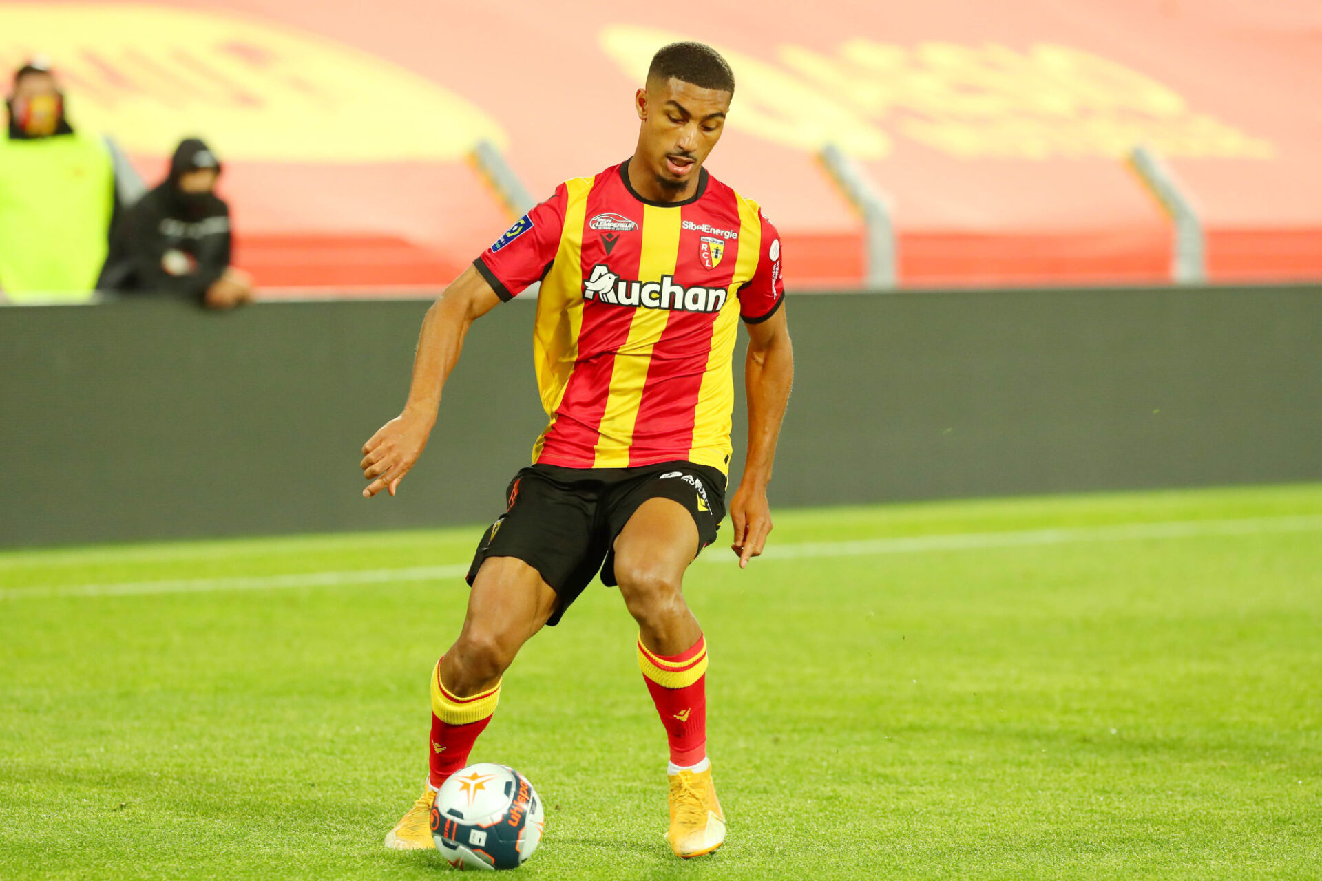 A 21 ans, Lo&iuml;c Bad&eacute; s'est impos&eacute; comme titulaire au sein de la solide d&eacute;fense de Lens la saison pass&eacute;e. Icon Sport
