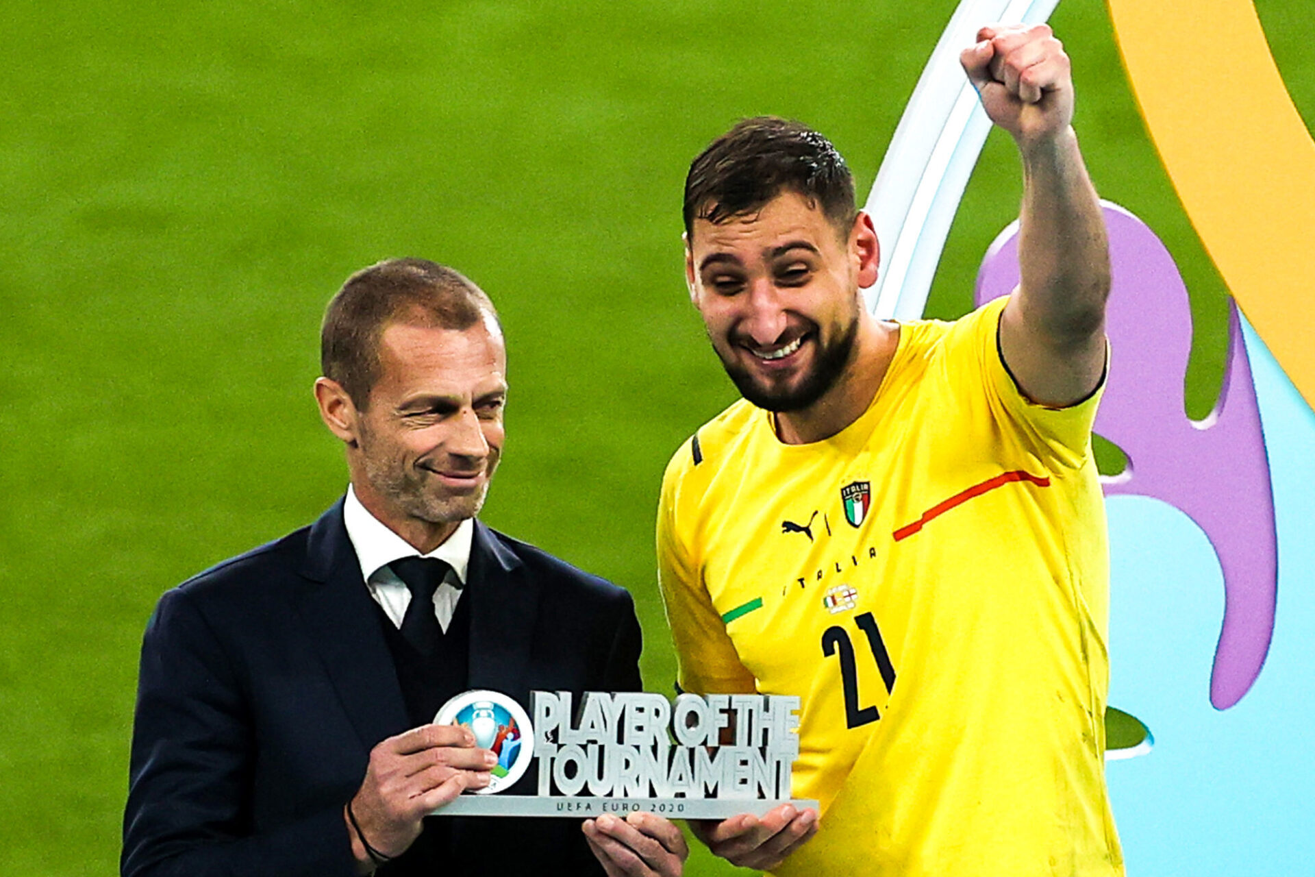 Gianluigi Donnarumma reçoit le trophée de meilleur joueur de l'Euro 2020 des mains du président de l'UEFA Aleksandr Ceferin. Icon Sport Gianluigi Donnarumma reçoit le trophée de meilleur joueur de l'Euro 2020 des mains du président de l'UEFA Aleksandr Ceferin. Icon Sport