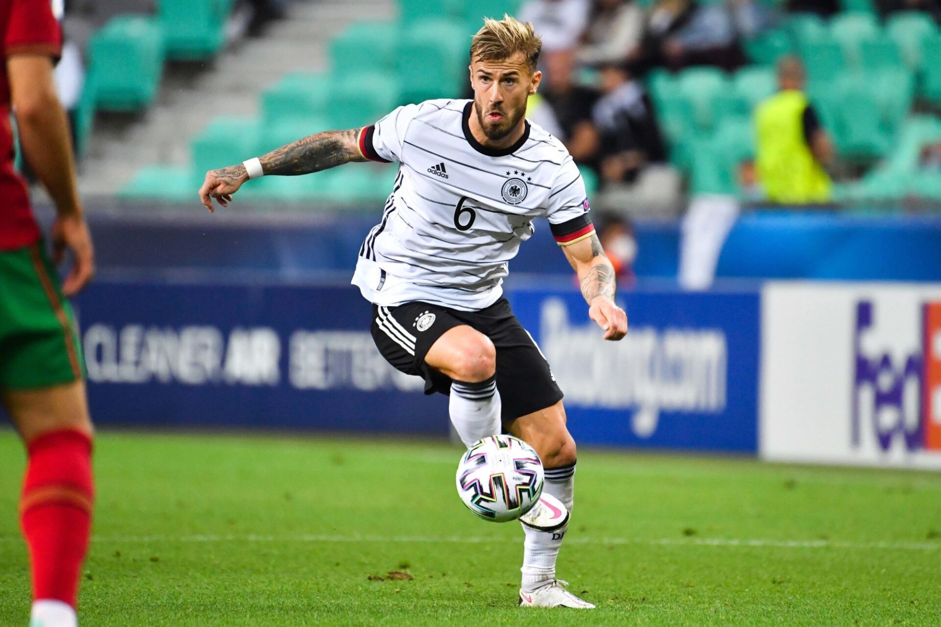 Niklas Dorsch, l'un des tauliers de l'équipe d'Allemagne Espoirs et meilleur joueur de la finale de l'Euro U21 remportée au début de l'été par les siens, pourrait bientôt faire ses débuts chez les A avec Hansi Flick. En attendant, il disputera les Jeux Olympiques. Icon Sport. Niklas Dorsch, l'un des tauliers de l'équipe d'Allemagne Espoirs et meilleur joueur de la finale de l'Euro U21 remportée au début de l'été par les siens, pourrait bientôt faire ses débuts chez les A avec Hansi Flick. En attendant, il disputera les Jeux Olympiques. Icon Sport.