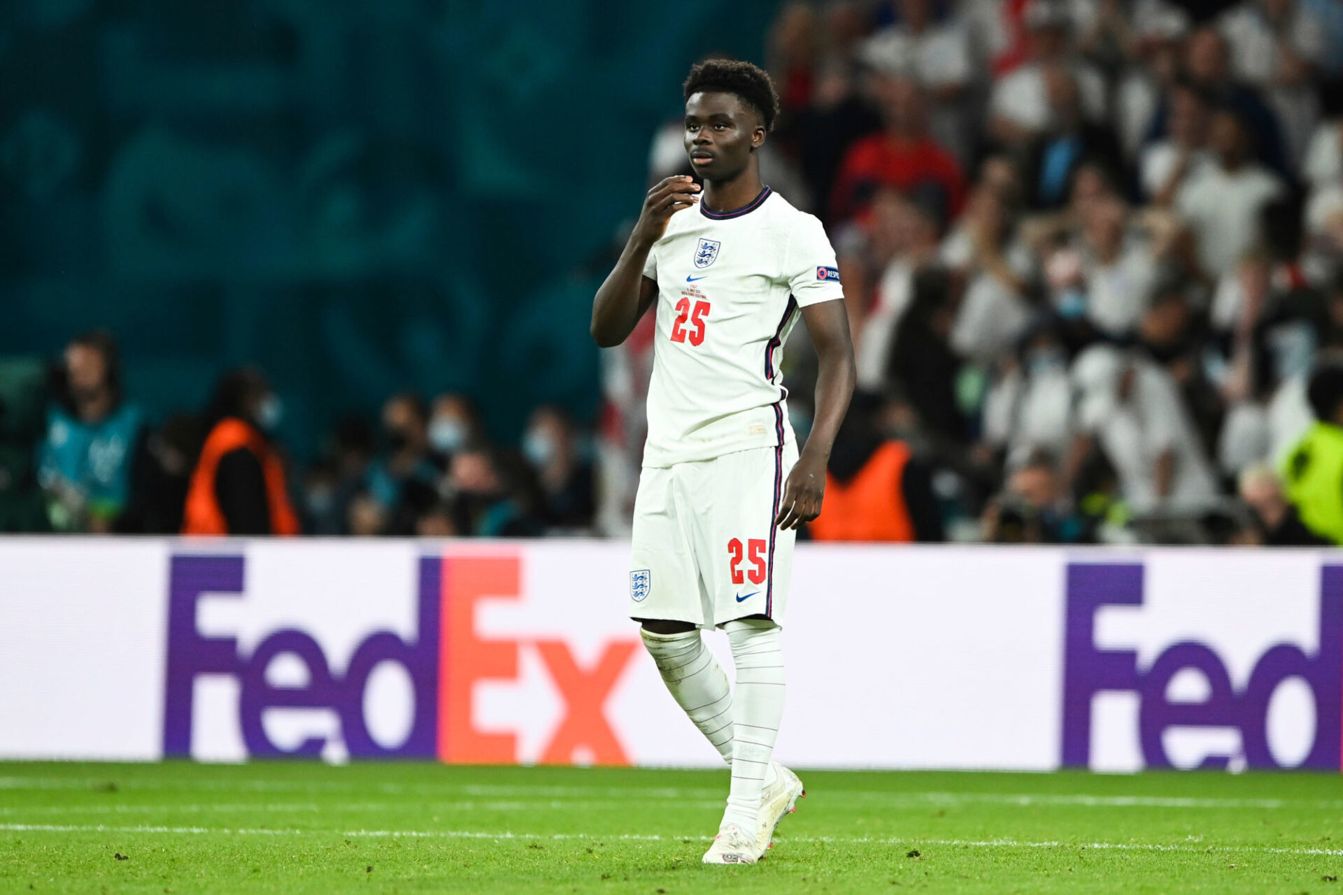 Bukayo Saka incrédule après son tir au but raté. L'attaquant anglais était en "souffrance", comme il l'a confié. Icon Sport
