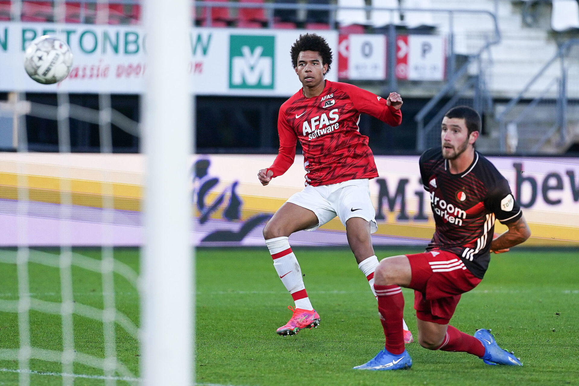 Calvin Stengs (&agrave; gauche) aurait &eacute;t&eacute; attir&eacute; contre 15 millions d'euros par Nice. Icon Sport