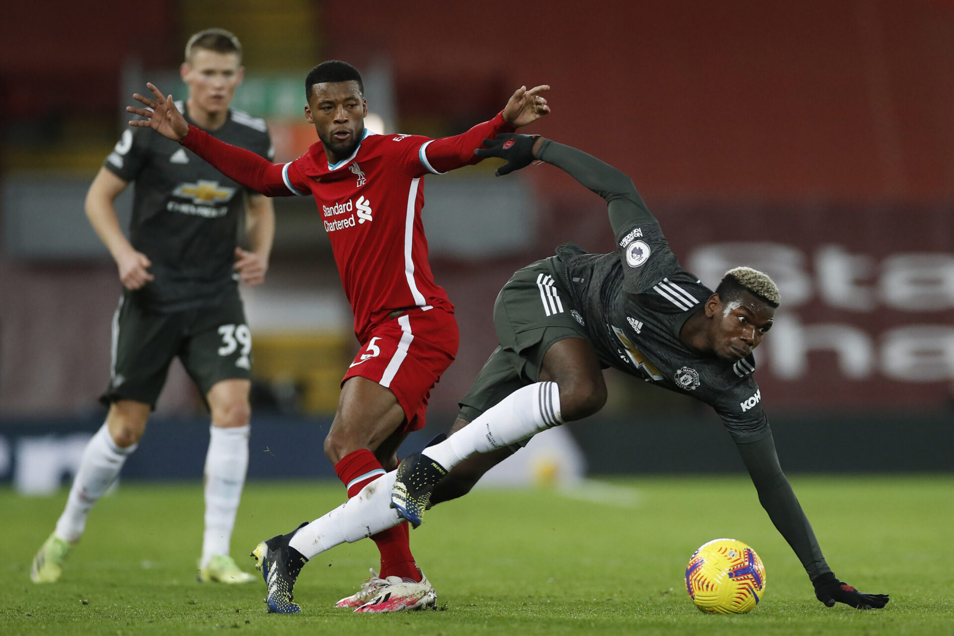 Giorginio Wijnaldum et Paul Pogba en duel lors d'une rencontre de Premier League (iconsport)