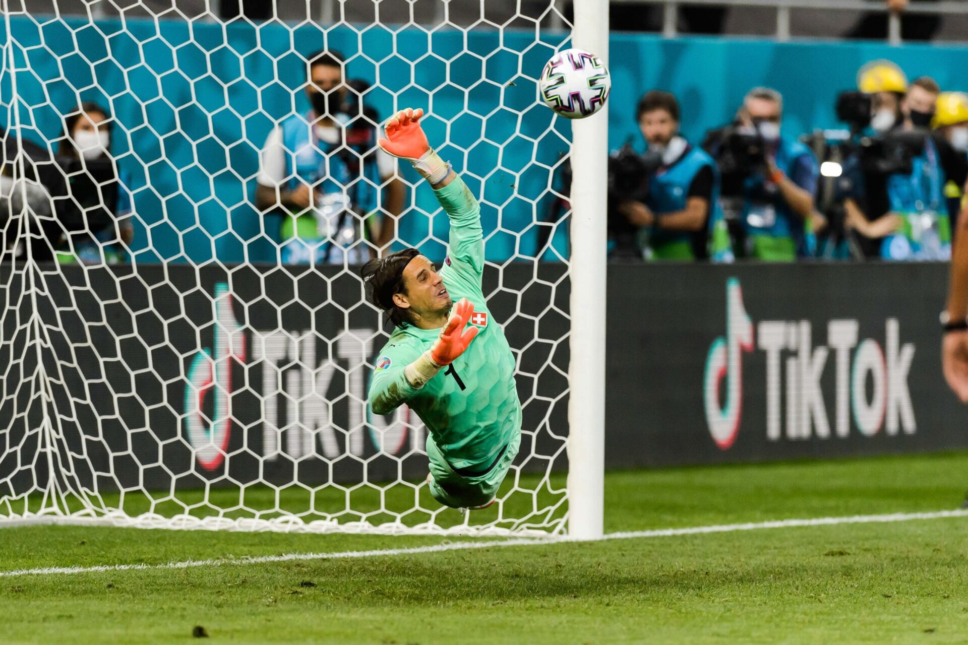 Cible de la p&eacute;tition lanc&eacute;e par un supporter fran&ccedil;ais, Yann Sommer a arr&ecirc;t&eacute; le tir au but d&eacute;cisif de Kylian Mbapp&eacute; lors de la qualification suisse sur l'&eacute;quipe de France (iconsport)