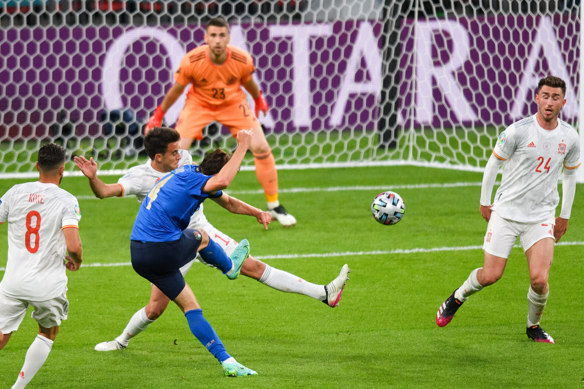 Sergio Busquets, &agrave; la lutte avec Marco Verratti sur la pelouse de Wembley. Icon Sport