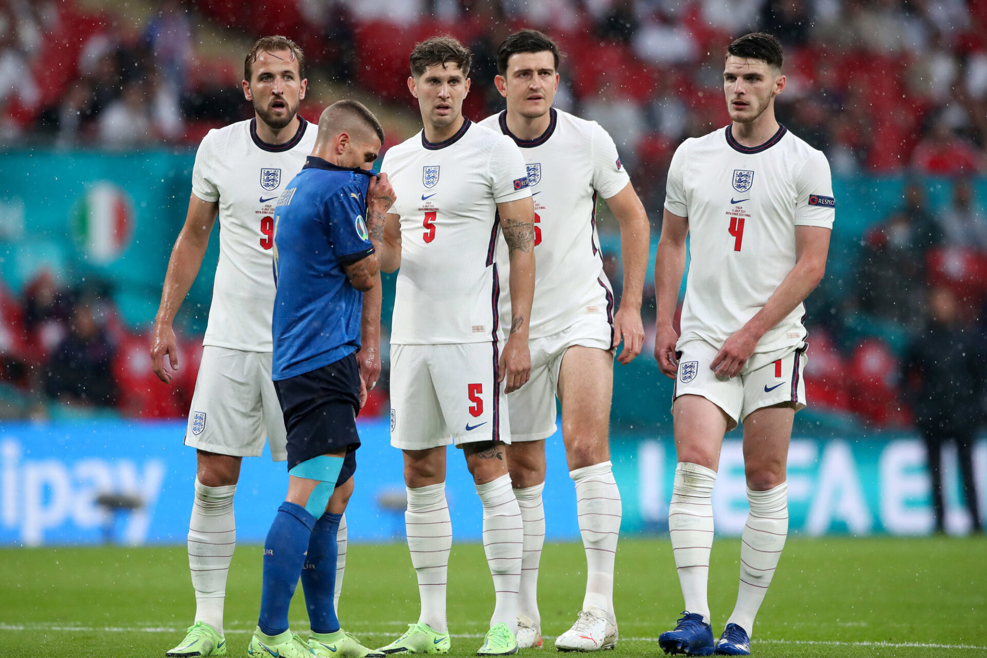 Physiquement et tactiquement, l'Angleterre a été supérieure à l'Italie en première période (iconsport)