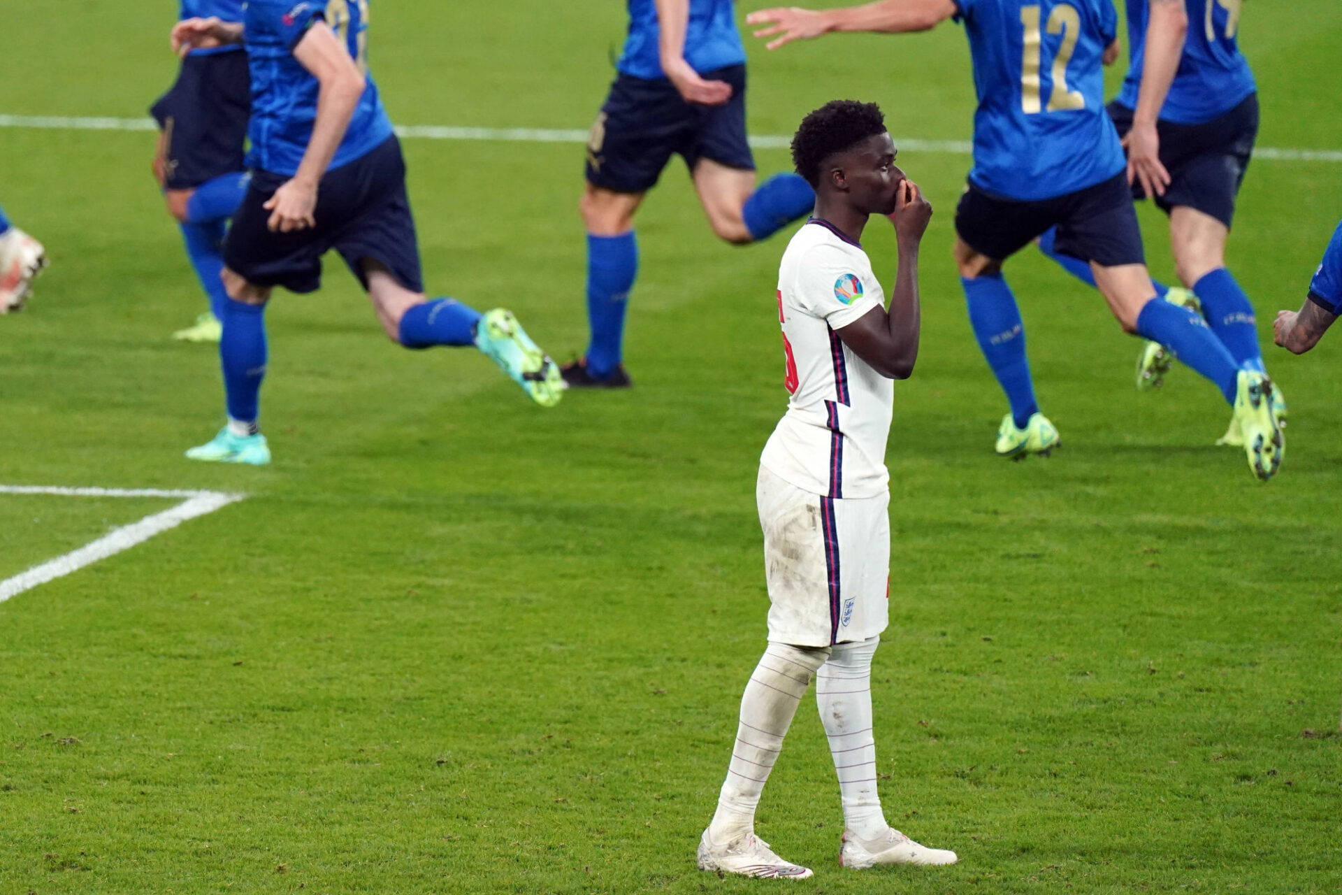 Bukayo Saka, hagard après son tir au but raté qui a envoyé l'Italie au paradis en finale de l'Euro 2020. Icon Sport Bukayo Saka, hagard après son tir au but raté qui a envoyé l'Italie au paradis en finale de l'Euro 2020. Icon Sport