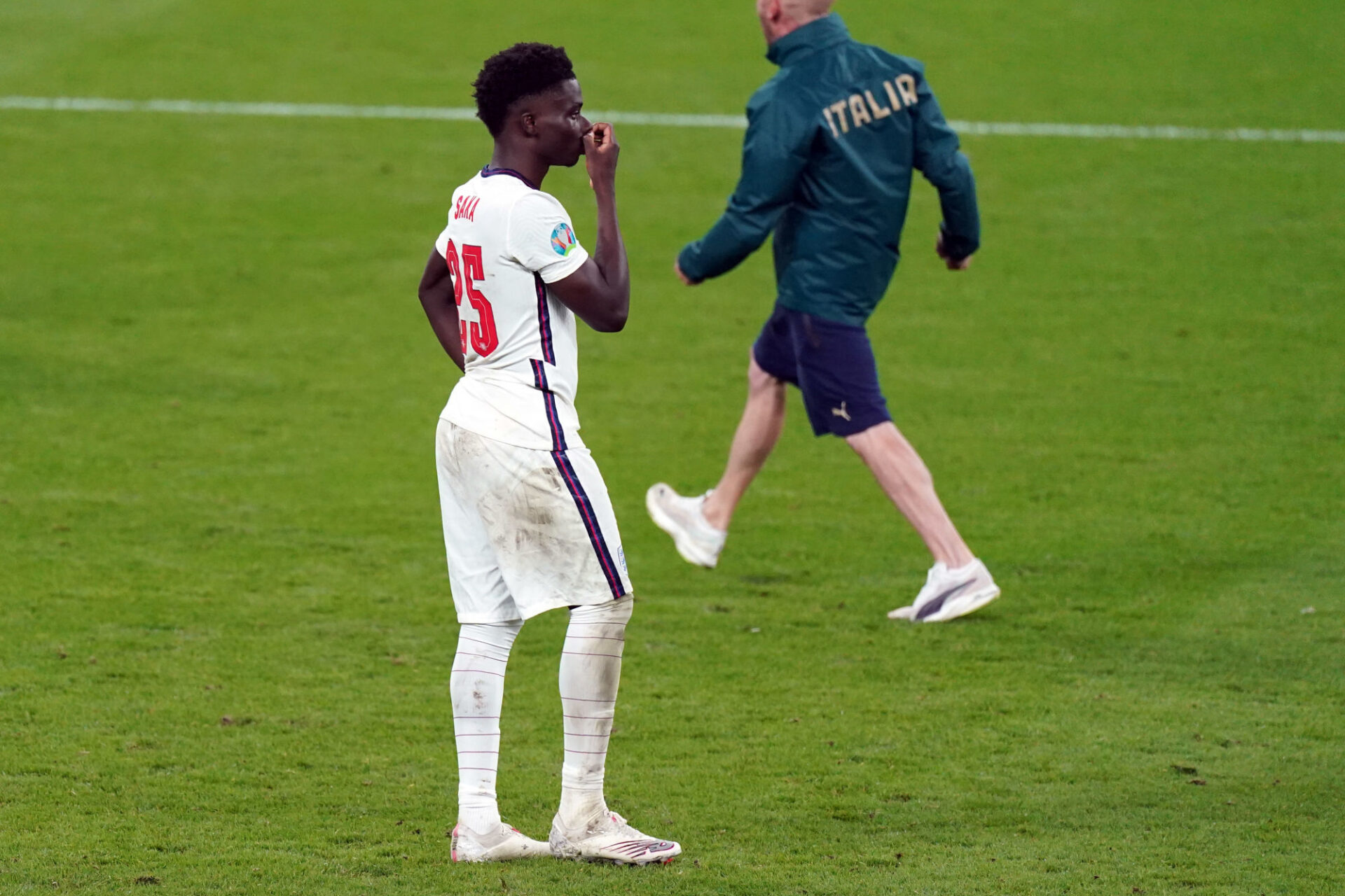 Bukayo Saka seul au monde après son tir au but raté en finale de l'Euro 2020. Icon Sport