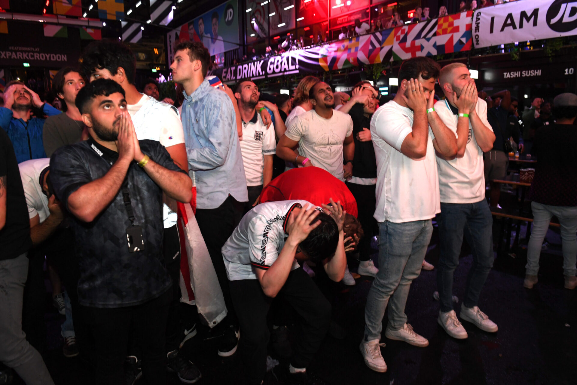 Les Three Lions se sont inclin&eacute;s aux tirs au but en finale de l'Euro 2020 contre l'Italie. Marcus Rashford (&agrave; droite) a &eacute;t&eacute; victime d'insultes racistes apr&egrave;s son tir au but manqu&eacute; (iconsport)