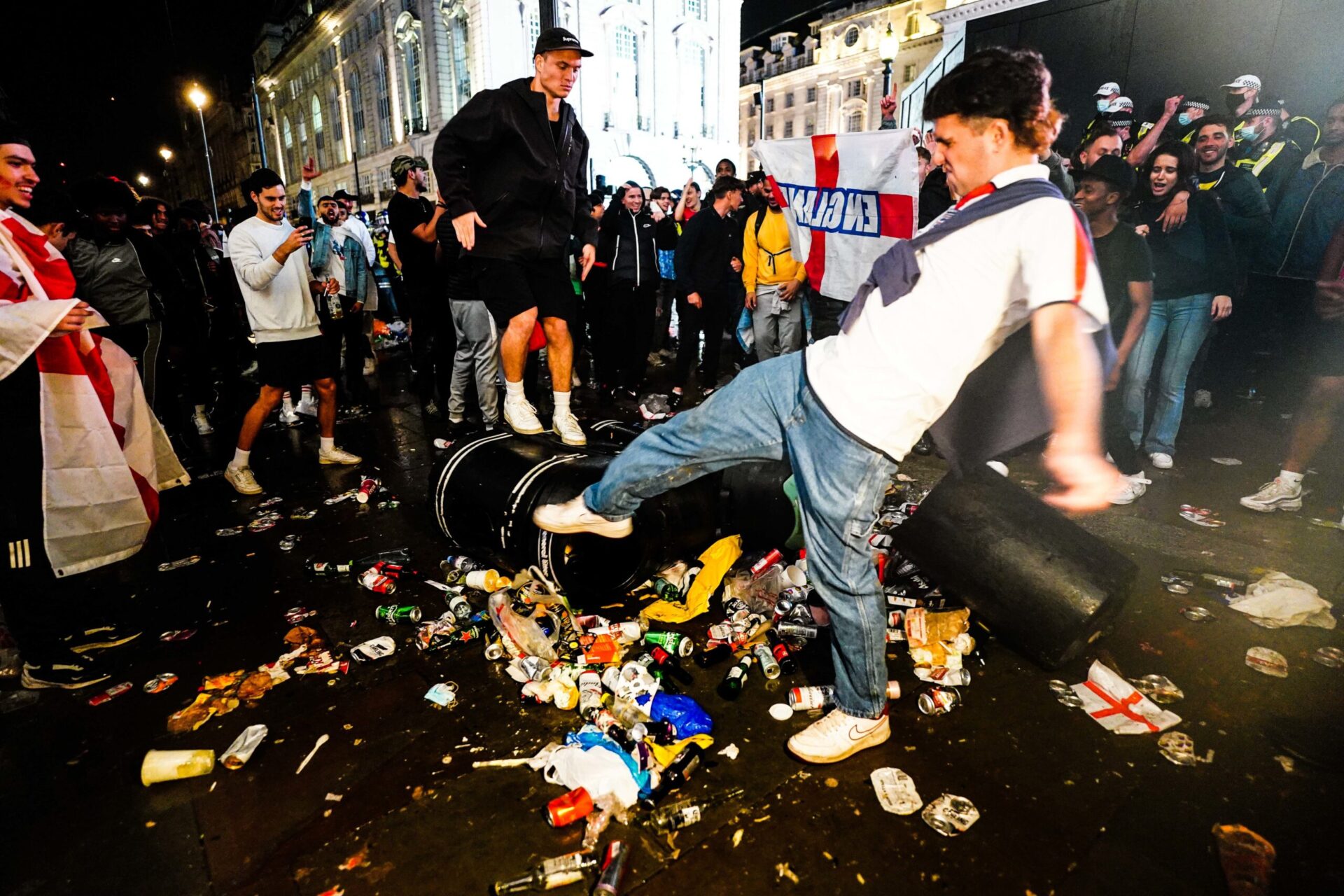 Les supporters anglais étaient déchaînés dans les rues de Londres en marge de la finale jouée à Wembley (iconsport) Les supporters anglais étaient déchaînés dans les rues de Londres en marge de la finale jouée à Wembley (iconsport)