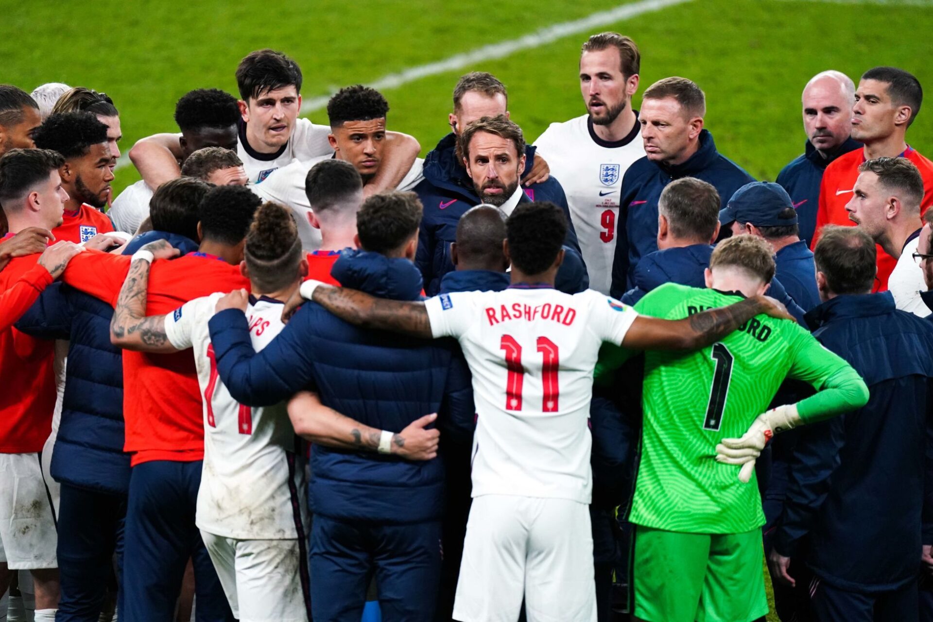 Au-del&agrave; de la d&eacute;faite, Gareth Southgate a salu&eacute; l'impact que son &eacute;quipe a eu en Angleterre, en affichant un visage de fraternit&eacute; et d'unit&eacute; bienvenu dans un pays d&eacute;chir&eacute;. Icon Sport