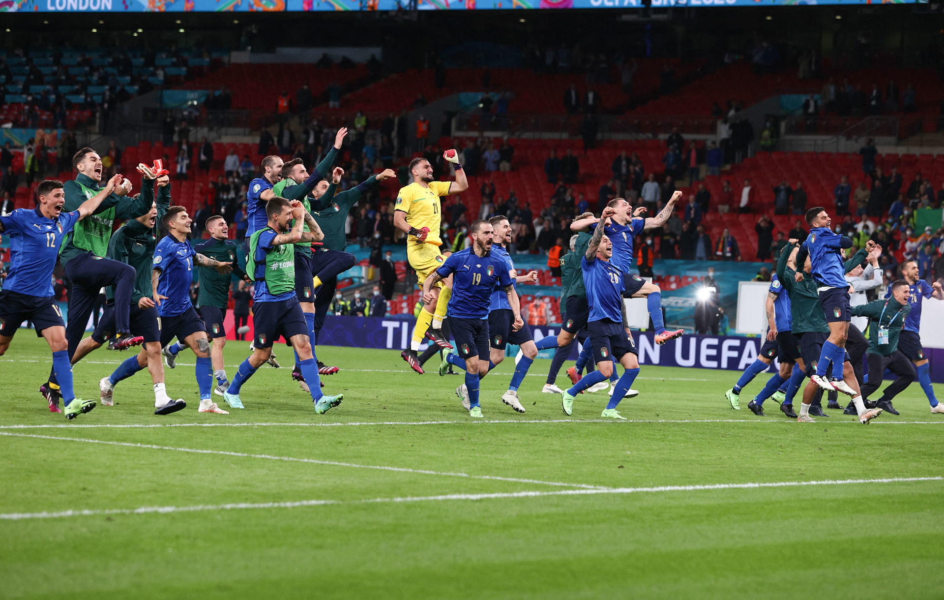La communion des joueurs et du s&eacute;lectionneur anglais avec le public de Wembley, que les Three Lions retrouveront lors de la finale de l'Euro 2020, dimanche 11 juillet contre l'Italie. Icon Sport