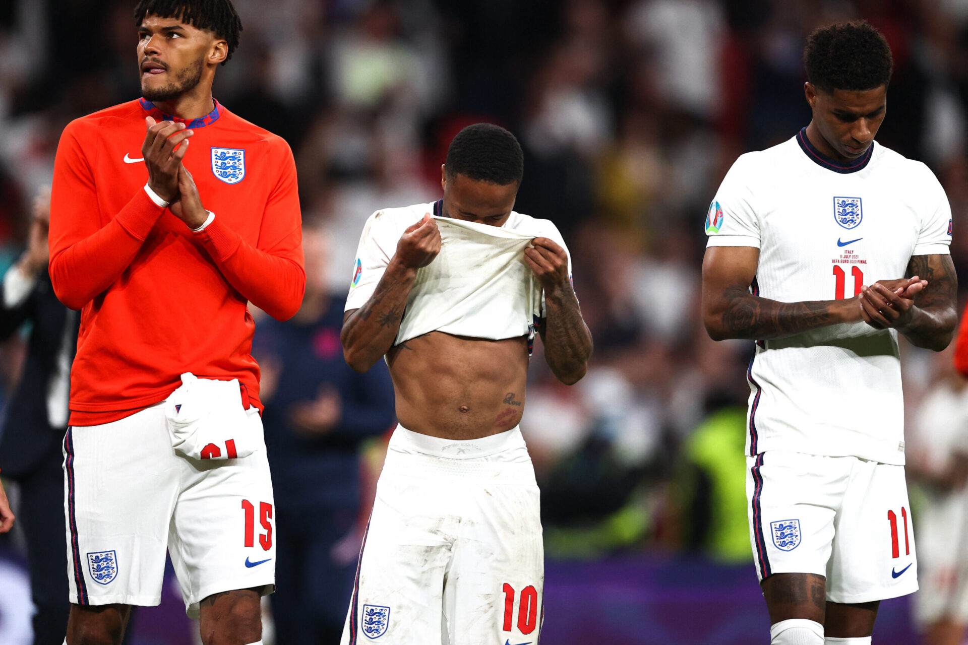 Les Three Lions se sont inclin&eacute;s aux tirs au but en finale de l'Euro 2020 contre l'Italie. Marcus Rashford (&agrave; droite) a &eacute;t&eacute; victime d'insultes racistes apr&egrave;s son tir au but manqu&eacute; (iconsport)