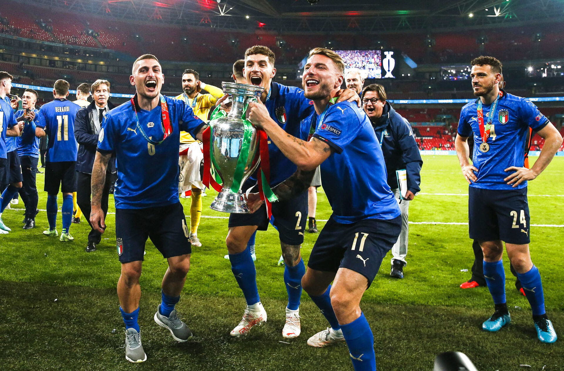 Ciro Immobile (à droite) brandit fièrement la Coupe d'Europe. Icon Sport