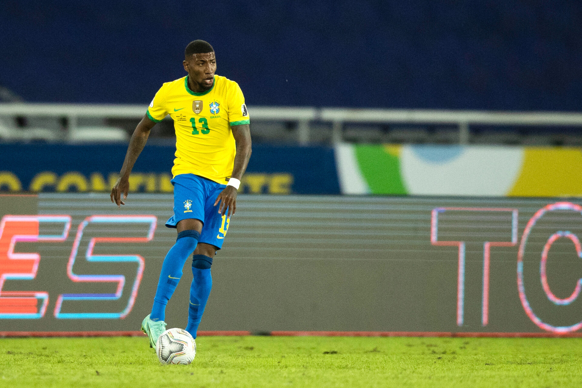 Emerson Royal, nouvelle recrue du Bar&ccedil;a, va-t-il faire de l'ombre &agrave; Sergi&ntilde;o Dest ? Icon Sport.