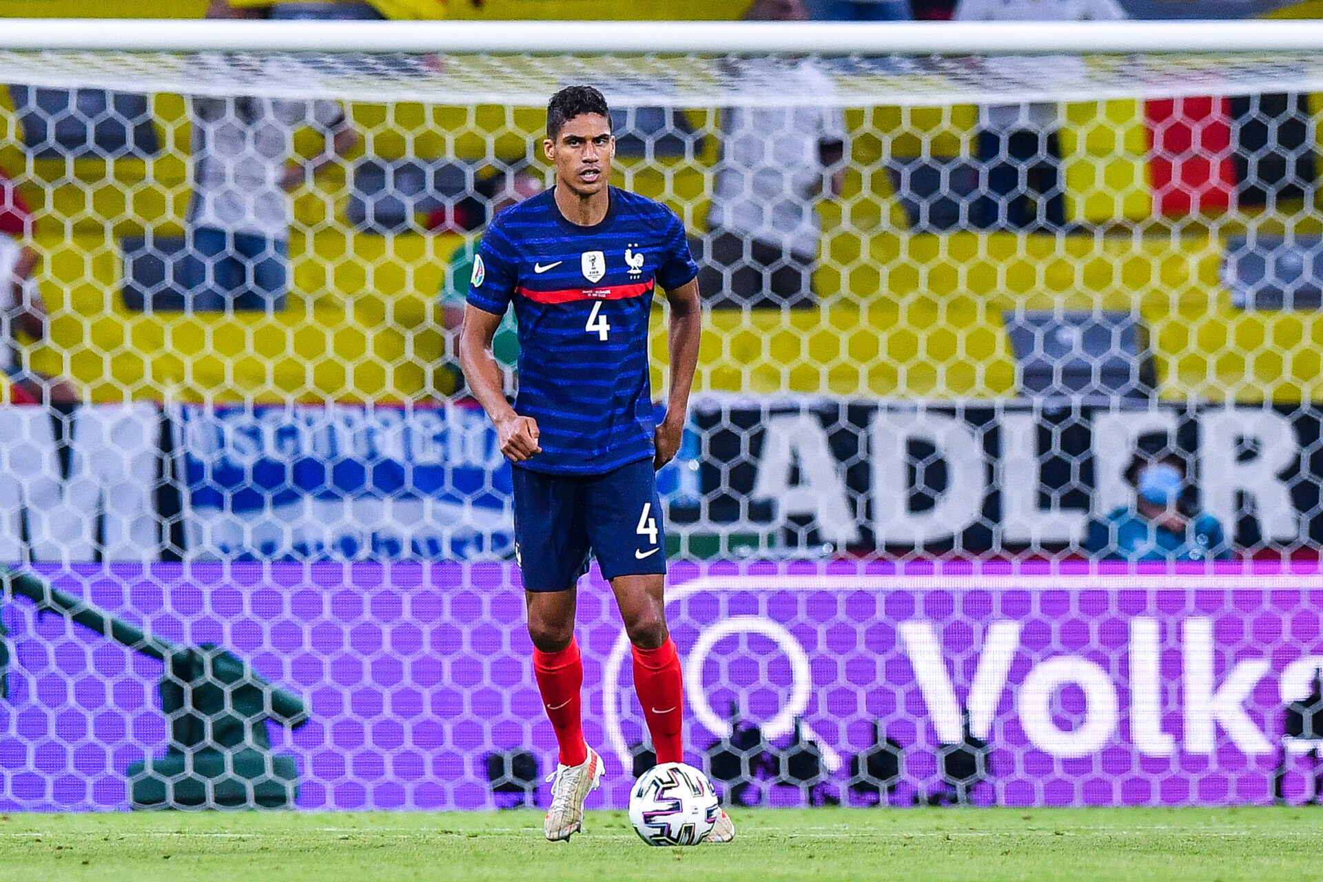 Alors qu'il ne lui reste qu'un an de contrat, United pourrait tout de même débourser 60 millions d'euros pour Varane (iconsport)