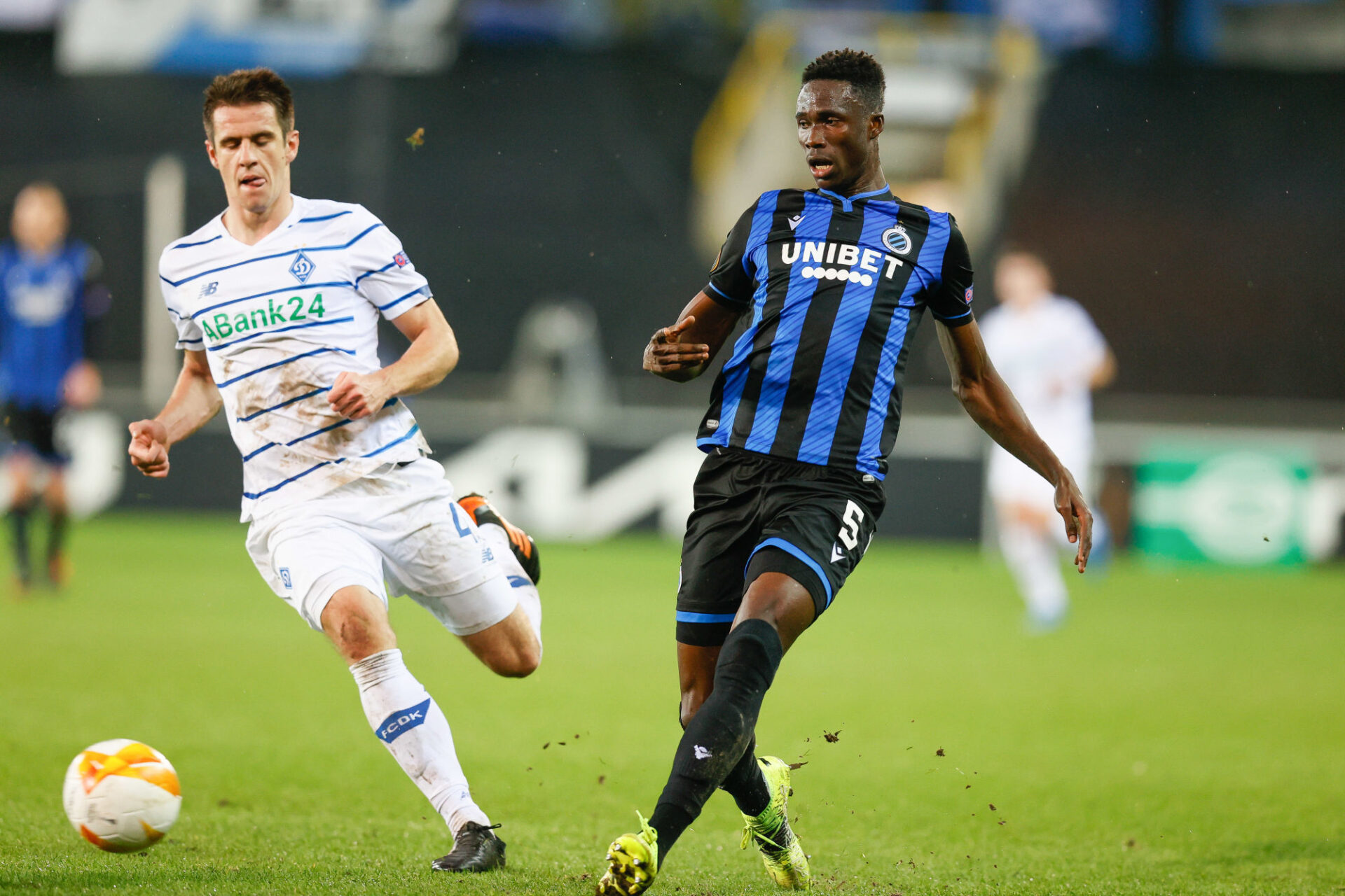 Odilon Kossounou (à droite) débarque avec de belles promesses du Club Bruges. Icon Sport