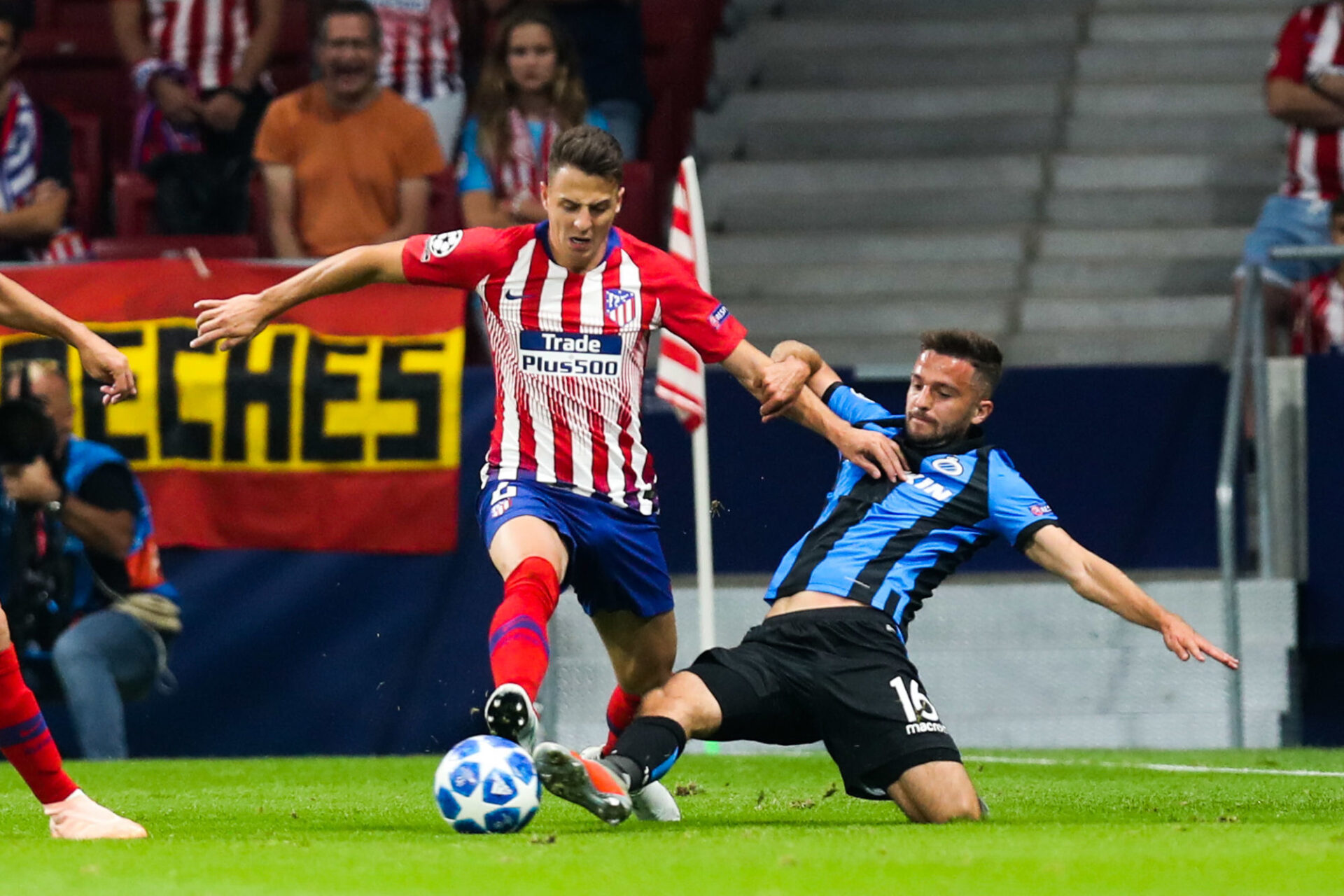 Lors de sa saison au Club Bruges, en 2018/2019, Luan Peres (&agrave; droite) n'a disput&eacute; que 79 minutes de jeu, dont une apparition contre l'Atl&eacute;tico de Madrid en Ligue des champions. Icon Sport