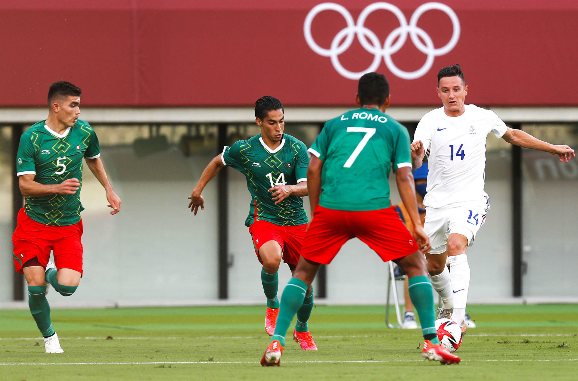 Florian Thauvin pris dans la nasse mexicaine, "plus prête physiquement." @iconsport