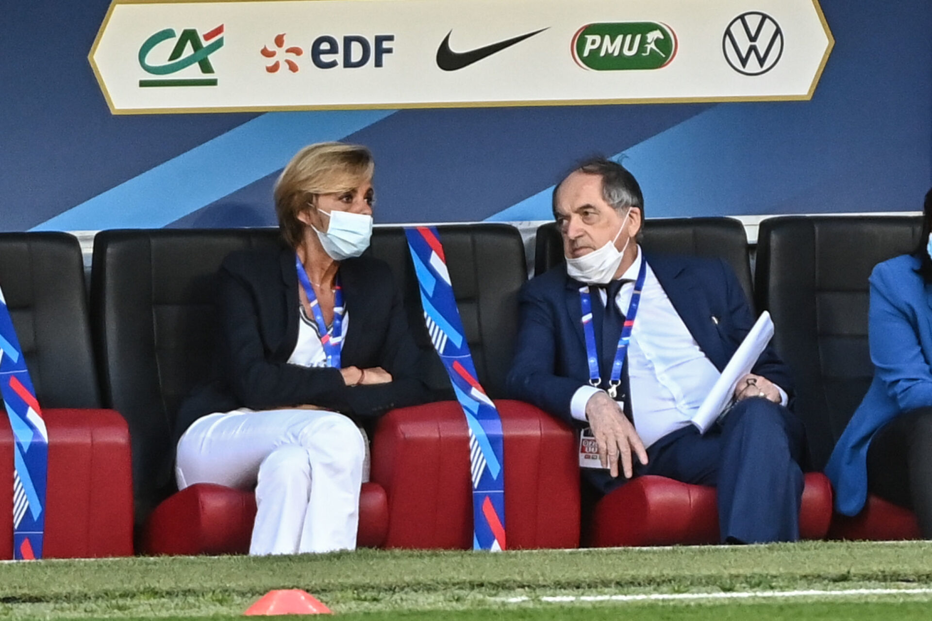 Florence Hardouin, la directrice générale de la FFF (à gauche), tente de diminuer la facture de 170.000€ de l'hôtel de Gardony en compagnie du président Noël Le Graët. Icon Sport