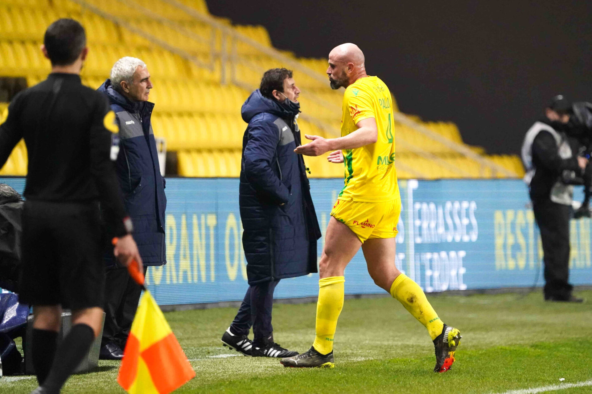 Nicolas Pallois ne semble pas comprendre ce que fait Raymond Domenech, mais l'ancien entraîneur de Nantes assure qu'il avait la situation en main. Icon Sport