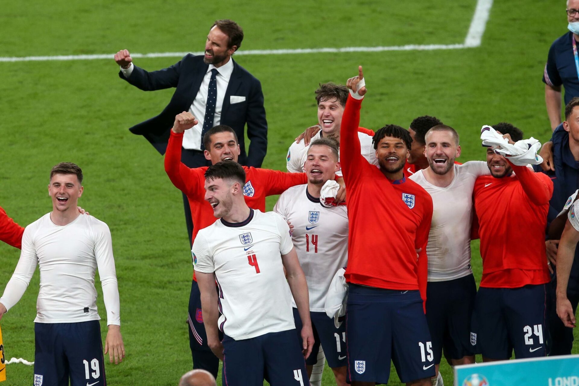 La communion des joueurs et du s&eacute;lectionneur anglais avec le public de Wembley, que les Three Lions retrouveront lors de la finale de l'Euro 2020, dimanche 11 juillet contre l'Italie. Icon Sport