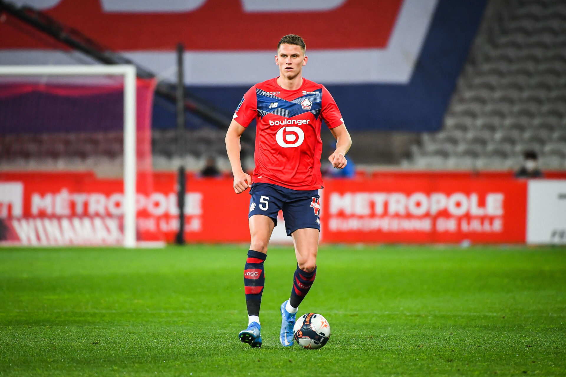 Sven Botman est évalué à 28 millions d'euros par Transfermarkt. Arrivé l'été dernier au LOS contre 8 millions d'euros, le jeune défenseur central néerlandais est déjà sur le départ et devrait rapporter une belle plus-value aux Dogues. Icon SPort