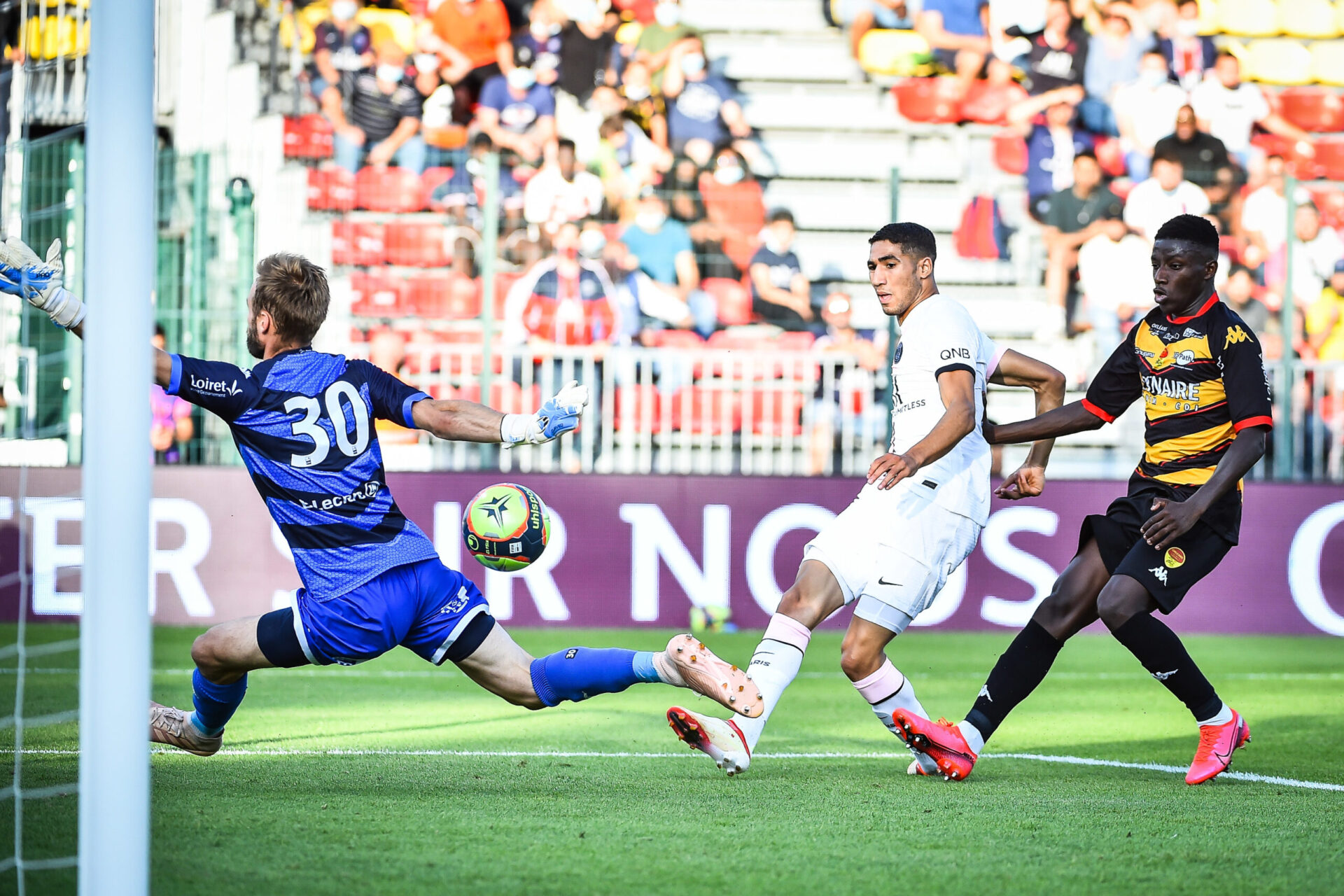 Hakimi jouant avec ses nouveaux co&eacute;quipiers parisiens (Icon Sport)