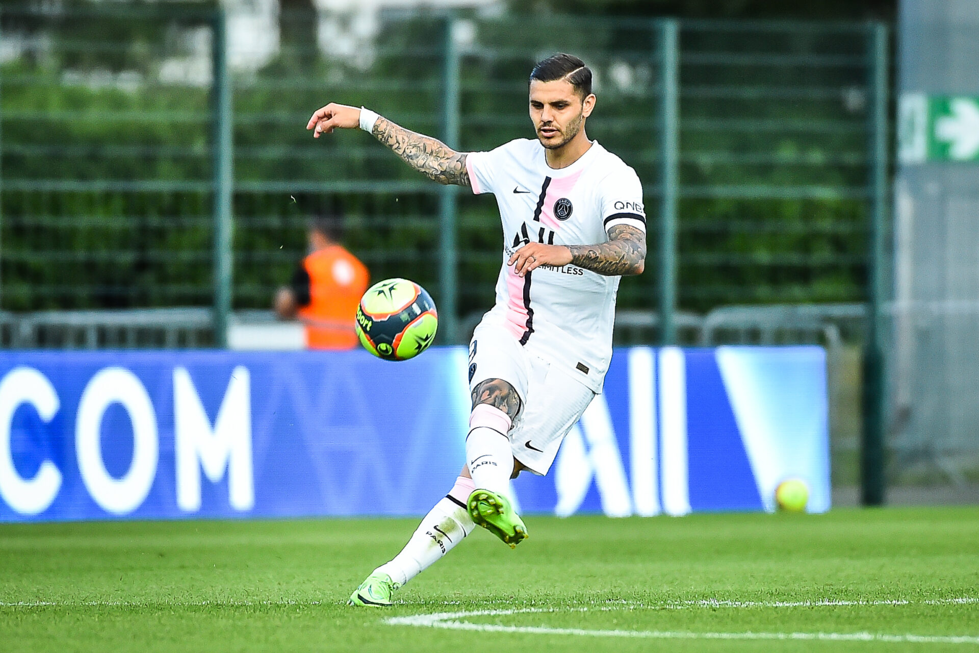 Parmi les candidats à un départ cet été, Mauro Icardi ne devrait finalement pas quitter la capitale. Alors que le PSG n'a pas reçu d'offre satisfaisante, le buteur a annoncé qu'il restait en Ligue 1 (iconsport)