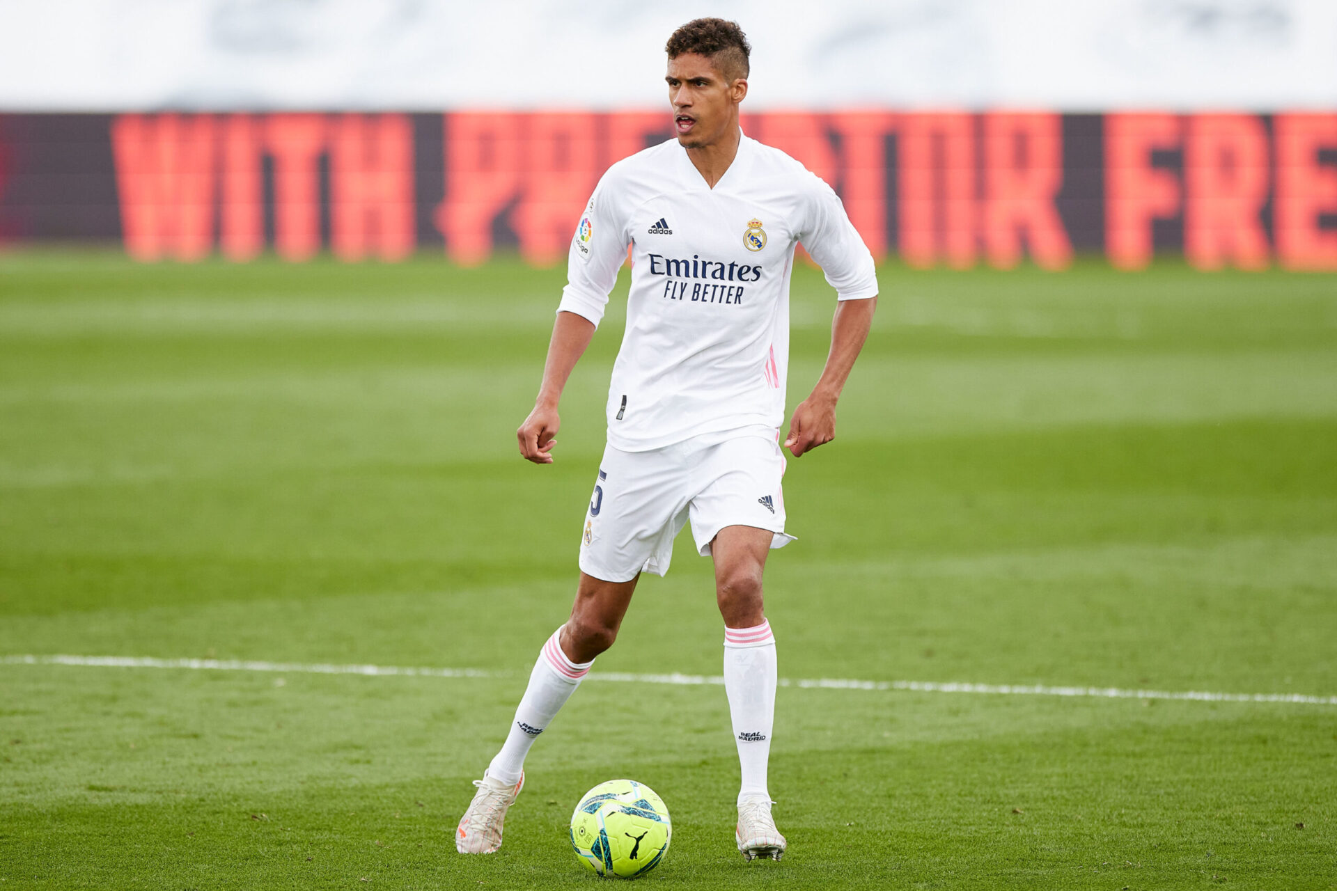 Raphaël Varane jouant avec le maillot de Real Madrid (Icon Sport)