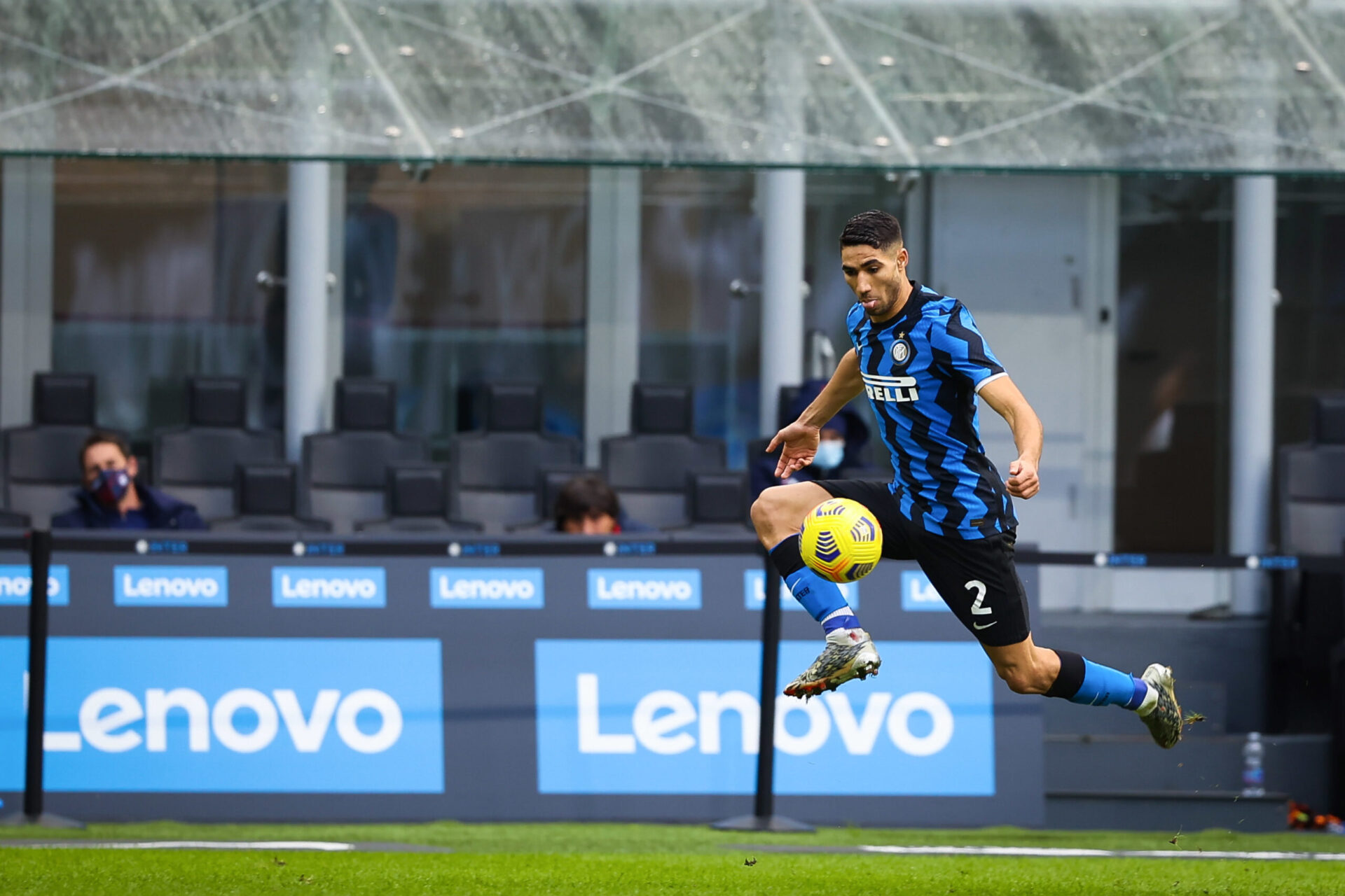 En une saison sous le maillot de l'Inter, Hakimi s'est montr&eacute; d&eacute;cisif dans la conqu&ecirc;te du titre en Italie. Le Marocain a notamment inscrit 7 buts et d&eacute;livr&eacute; 11 passes d&eacute;cisives, toutes comp&eacute;titions confondues (iconsport)