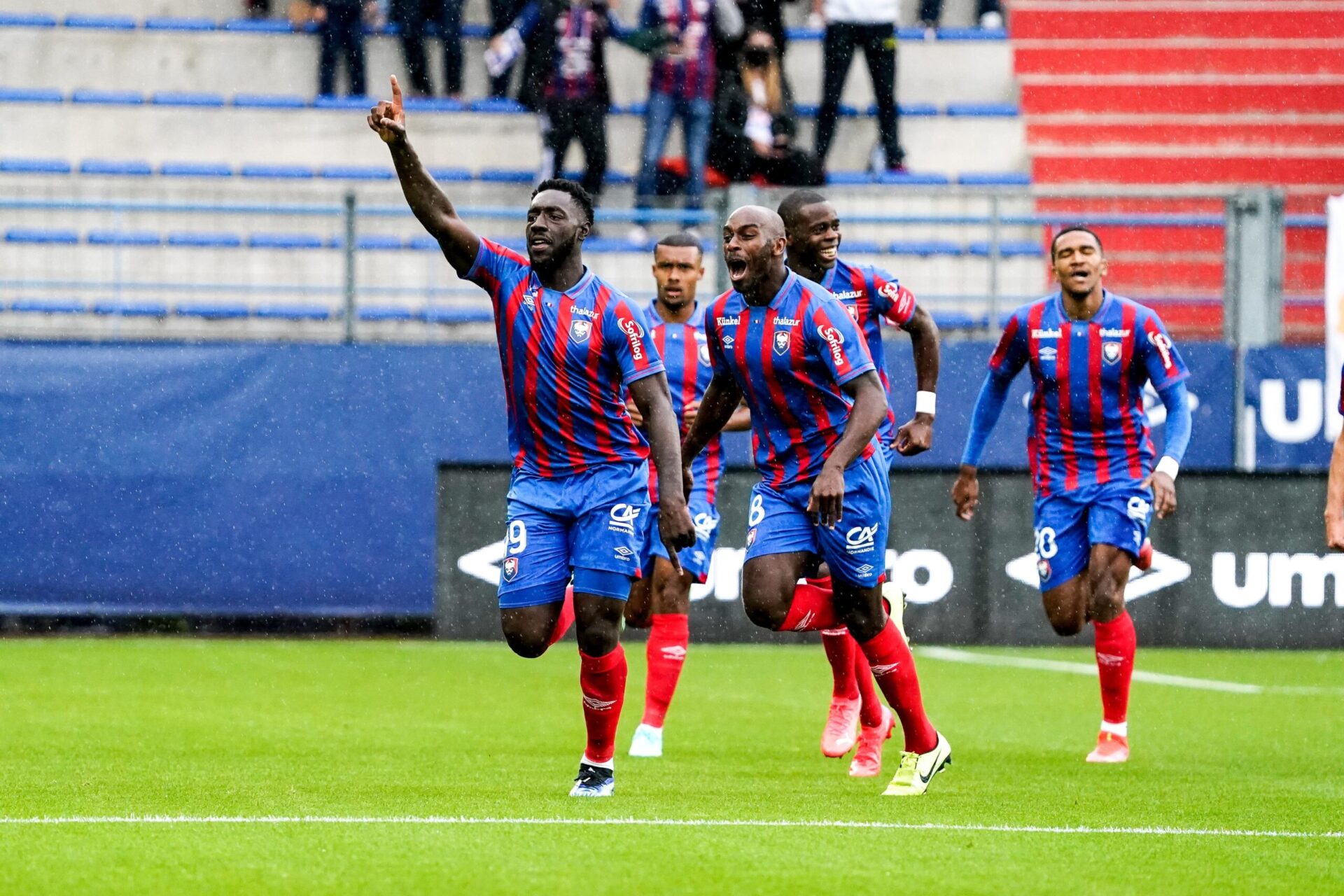 Alexandre Mendy a parfaitement lancé sa saison, en inscrivant un triplé avec Caen. Icon Sport