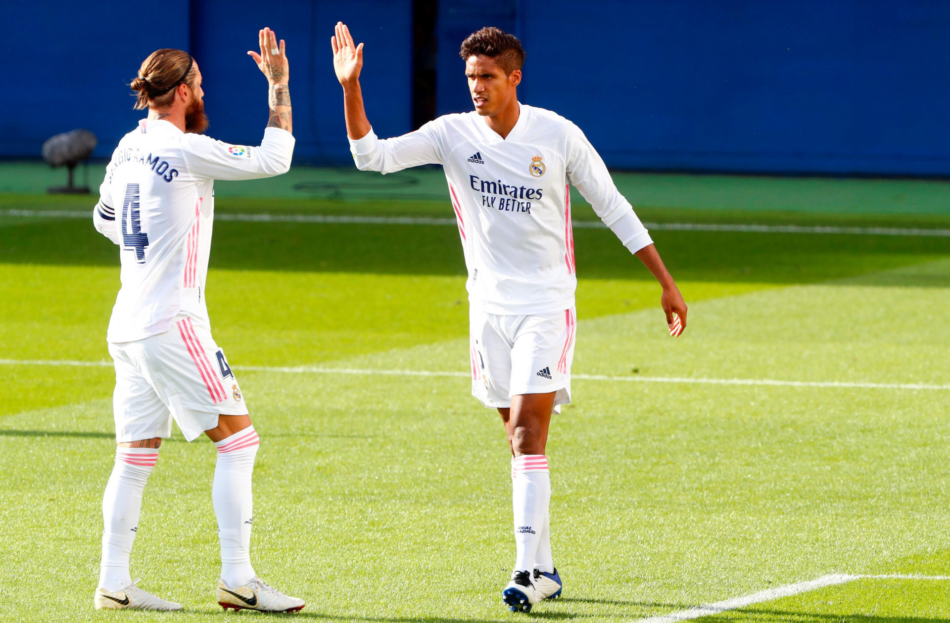 Apr&egrave;s Sergio Ramos, c'est Rapha&euml;l Varane qui s'appr&ecirc;te &agrave; quitter le Real Madrid pour Manchester United. D&eacute;finitivement la fin d'une &egrave;re au Real. Icon Sport