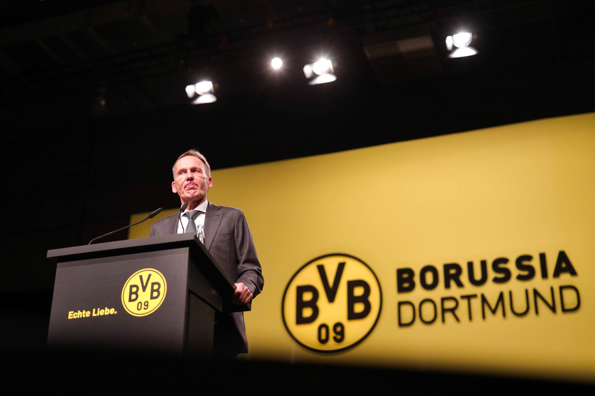 Le dirigeant du Borussia Dortmund a critiqué l'assouplissement du fair-play financier annoncé par l'UEFA (iconsport)