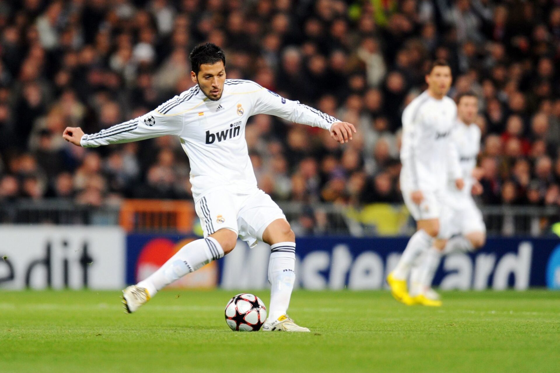 Ezequiel Garay, ici lors du huitième de finale de Ligue des champions 2010 perdu contre l'OL, a disputé 31 matchs en deux saisons avec le Real Madrid. Icon Sport