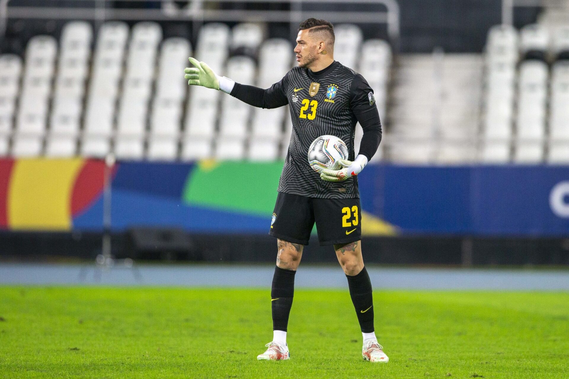 Décisif au retour des vestiaires, Ederson a permis au Brésil de conserver son court avantage sur le Pérou (iconsport)