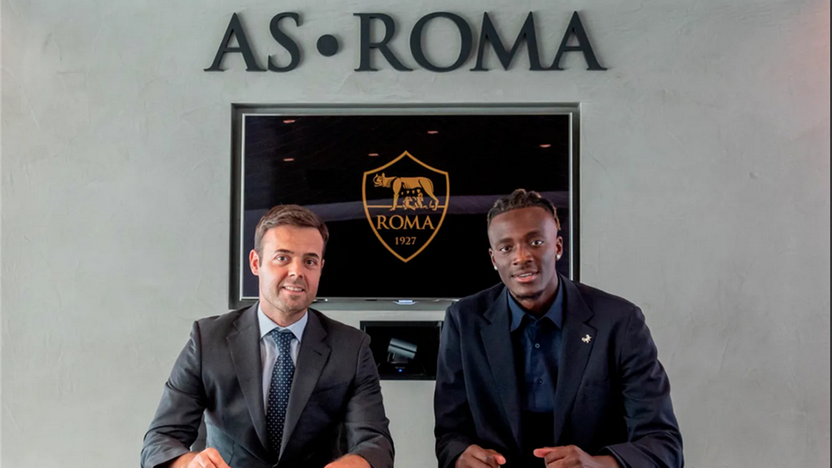 Tammy Abraham a sign&eacute; un contrat longue dur&eacute;e avec la Roma (asroma.com)