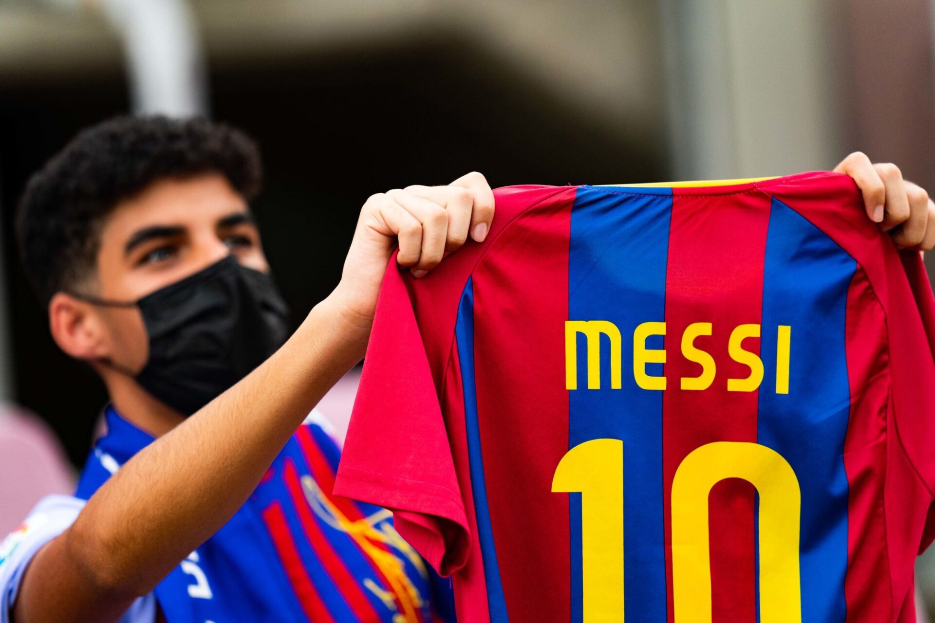 Les supporters du Barça rendent un hommage à Lionel Messi