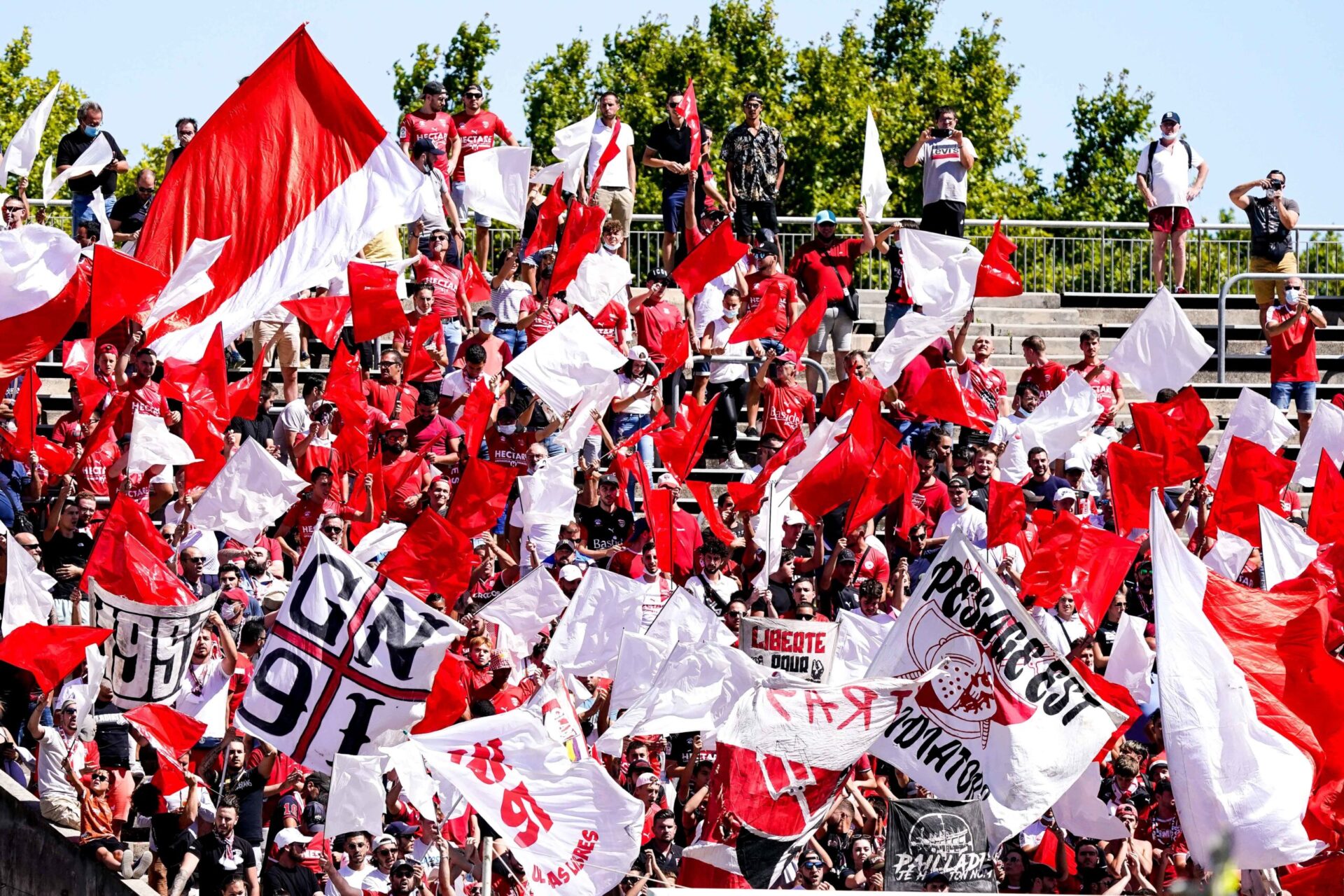 L'ambiance du stade des Costières à Nîmes (IconSport)