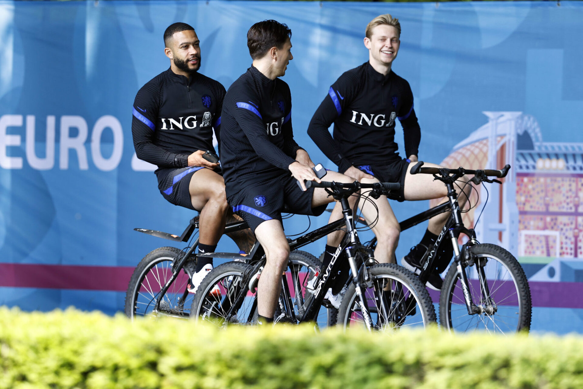 Une grande complicité entre Memphis Depay et Frenkie de Jong (Photo by Icon Sport)