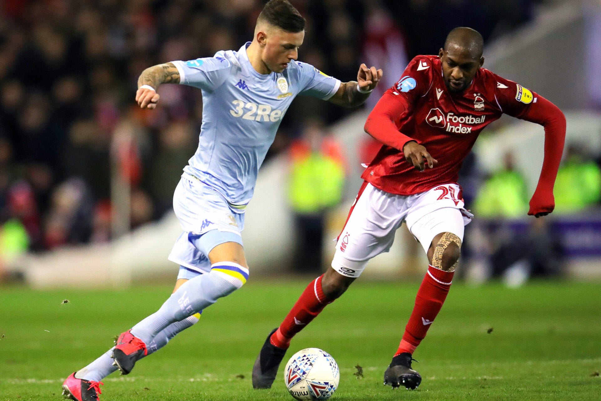 Ben White, le joueur de Leeds, tente de reprendre le ballon à Samba Sow de Nottingham Forest (Icon Sport)